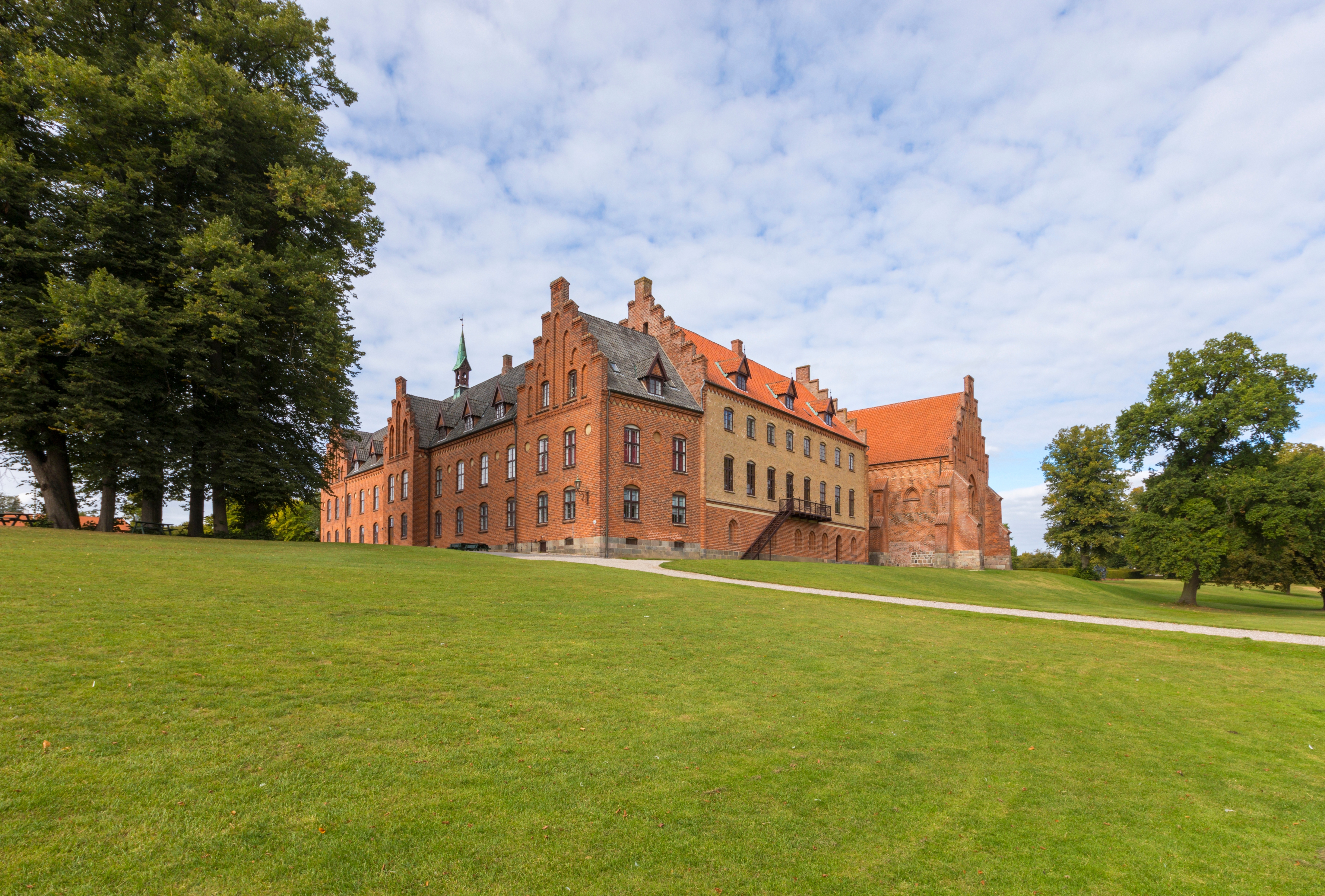 Malerisk udsigt til Herlufsholm kloster i grønne omgivelser ved Næstved