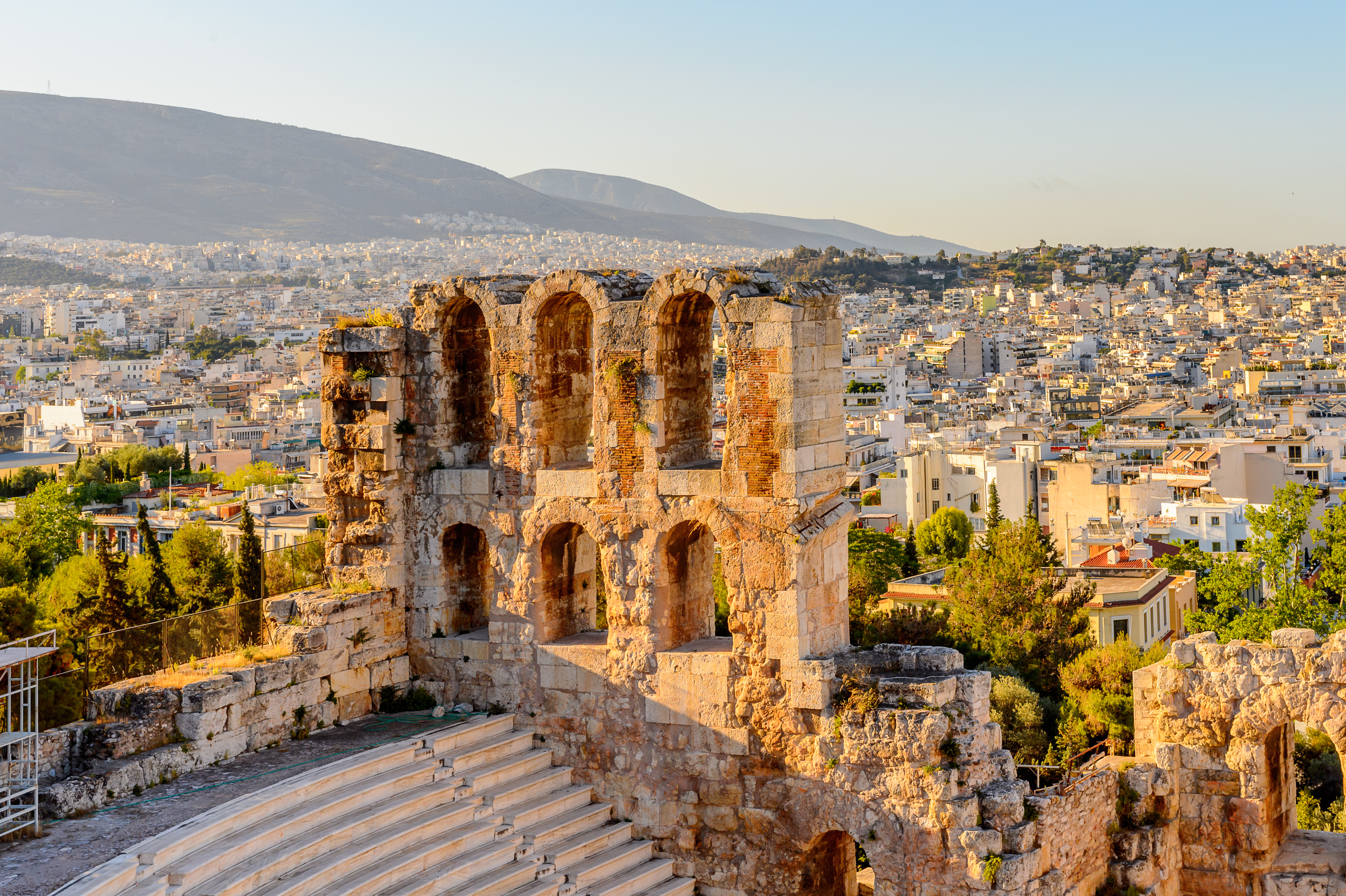 Det fascinerende Herodion-amfiteater på sydskråningen af Akropolis - et arkitektonisk mesterværk fra romertiden, der tilbyder en enestående kulturel oplevelse med Athens panorama i baggrunden