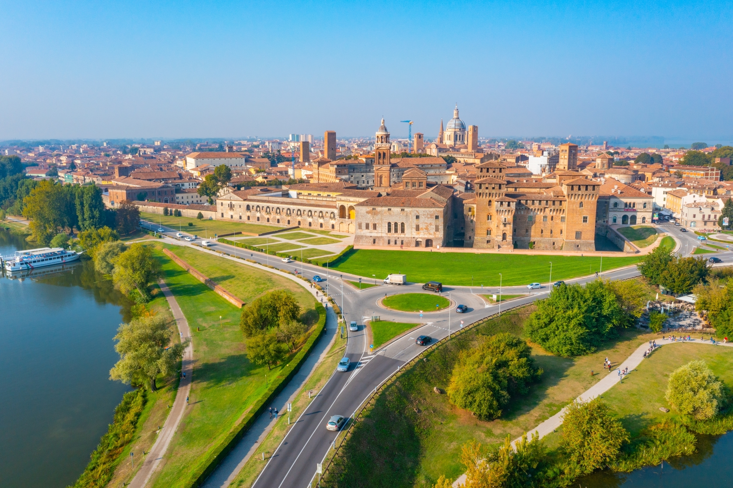 Drone foto af hertugpaladset og Castello di San Giorgio i Mantua Italien
