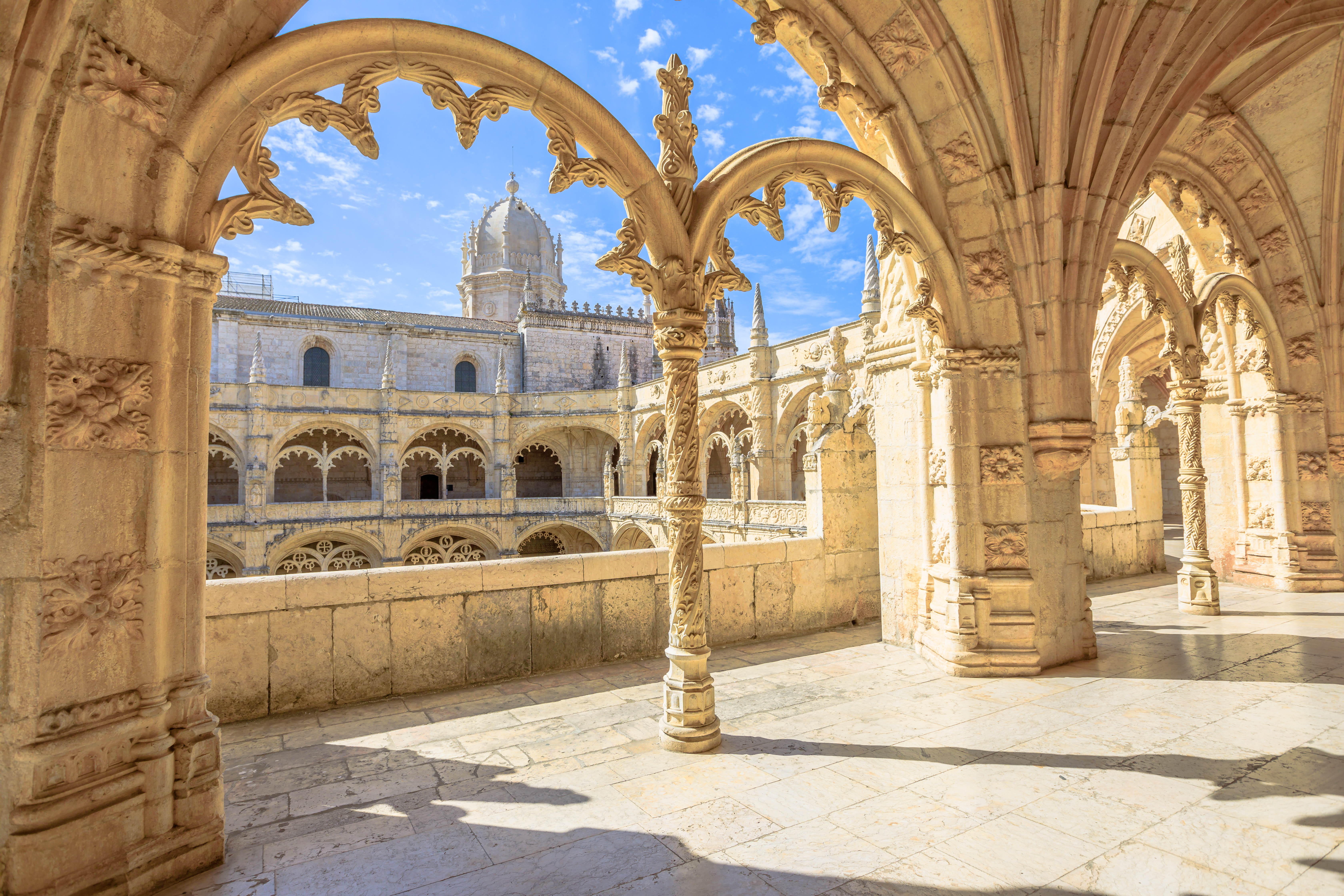 Hieronymites Kloster med spektakulære gotiske søjlegange og ornamentik i Lissabon, Portugal