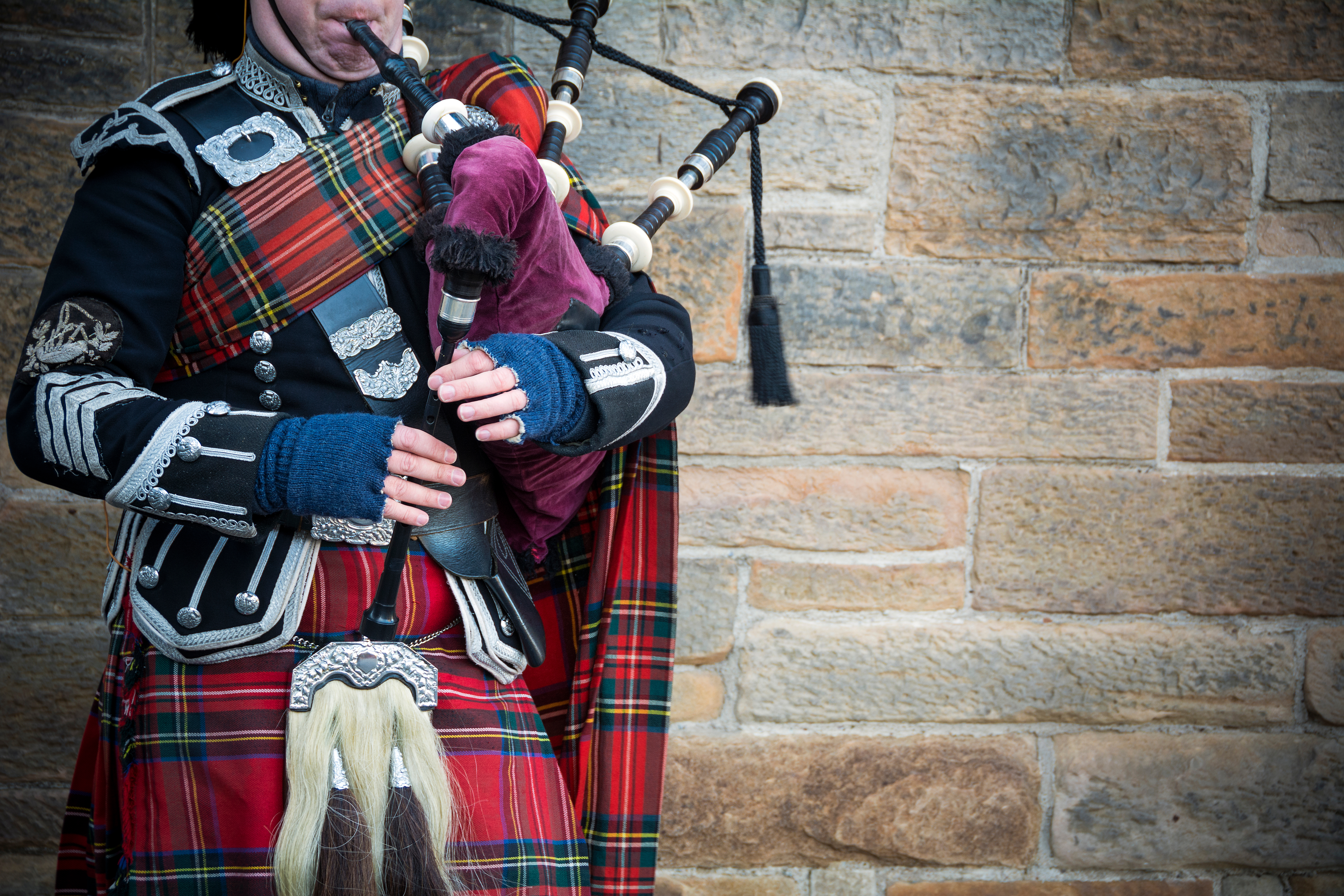 Highland-musiker spiller traditionel skotsk sækpibe i Edinburgh
