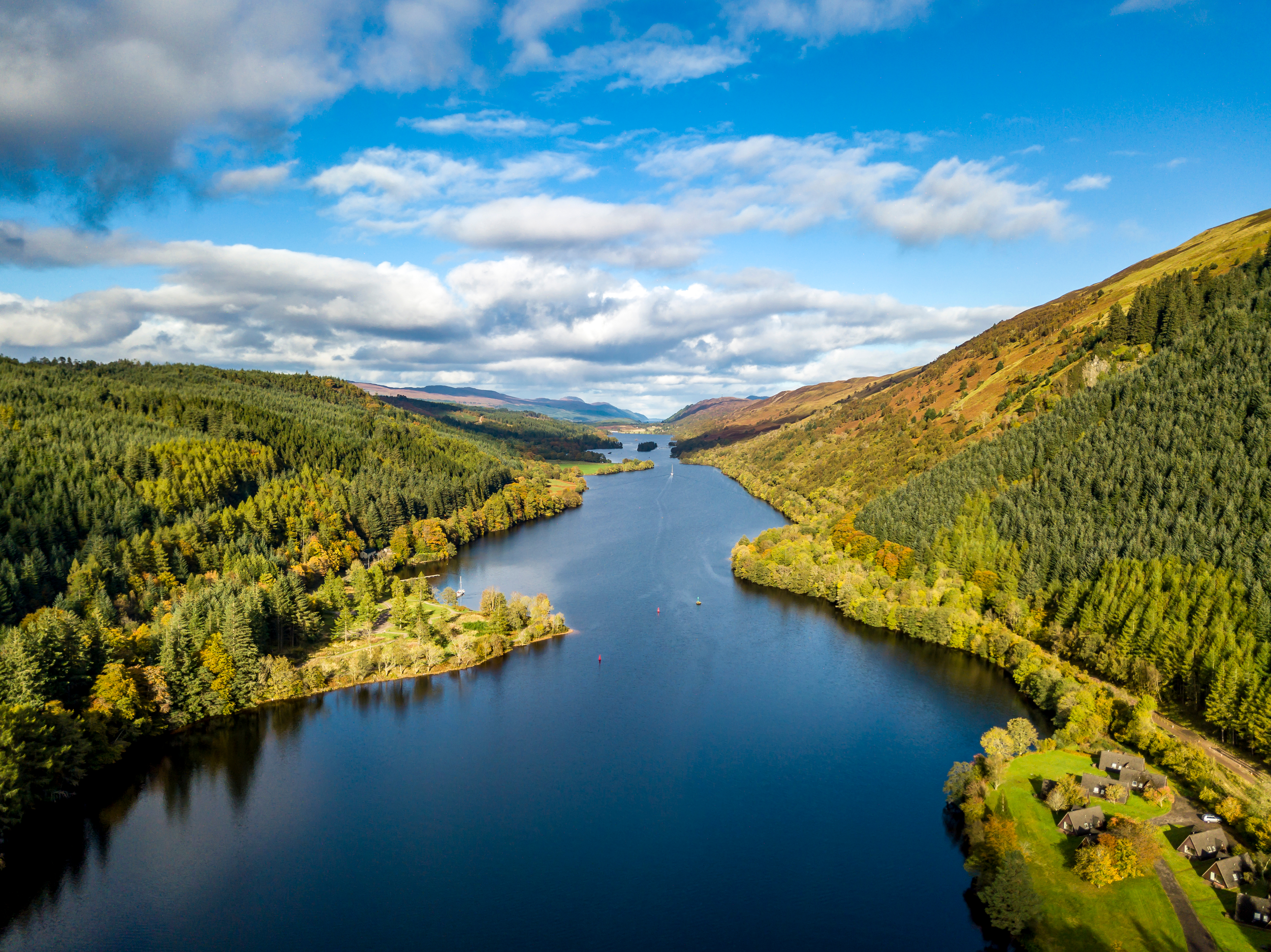Spektakulært luftbillede af Loch Oich i Skotlands highland med efterårsfarver