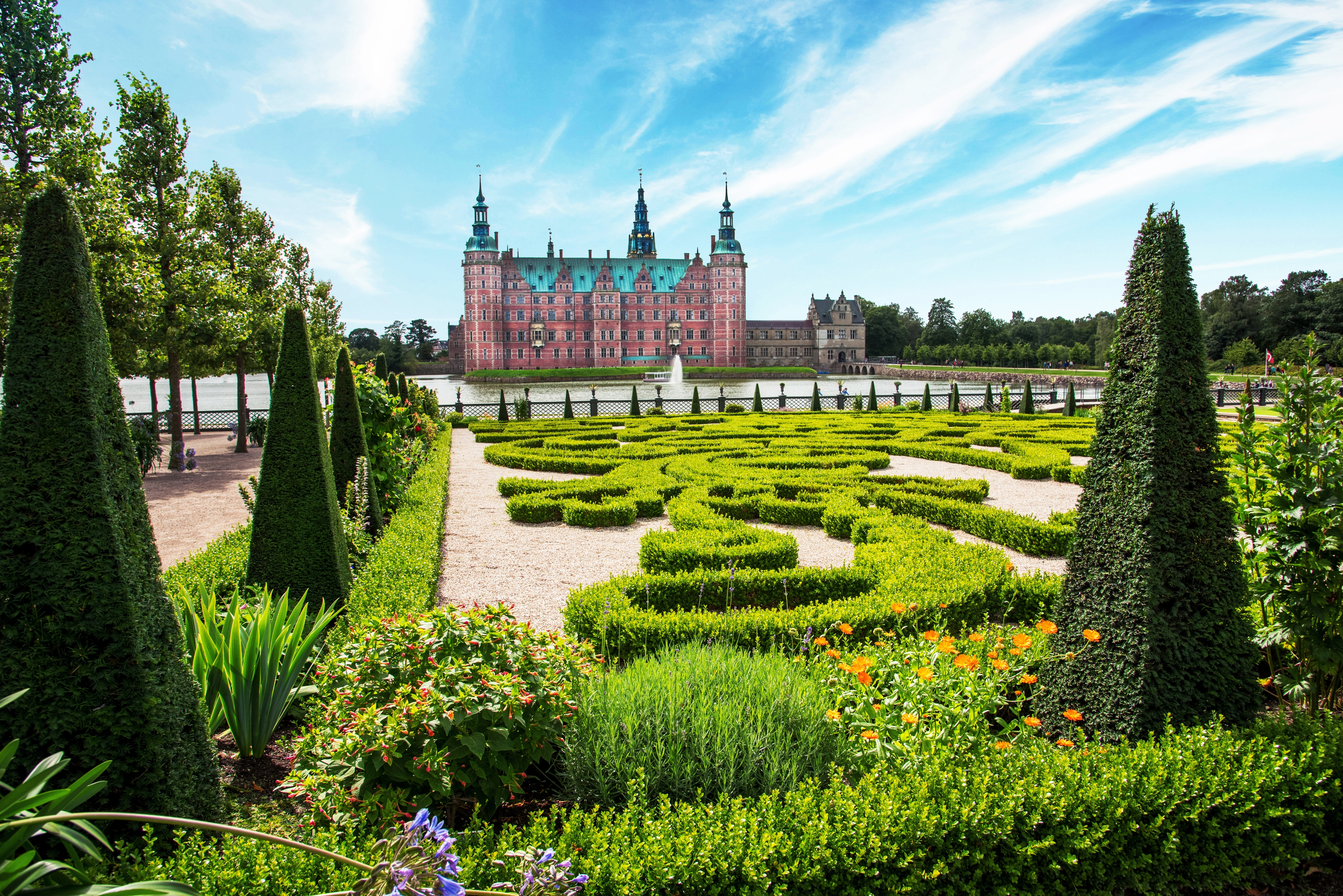 Frederiksborg Slot med pragtfulde haver og springvand ved søen i Hillerød, Danmark