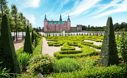 Frederiksborg Slot med pragtfulde haver og springvand ved søen i Hillerød, Danmark