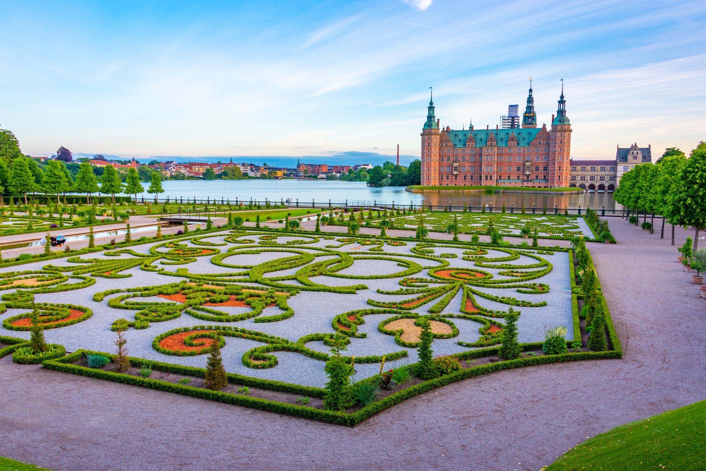 Frederiksborg Slots berømte barokhave med kunstnerisk formklippede hække i Hillerød