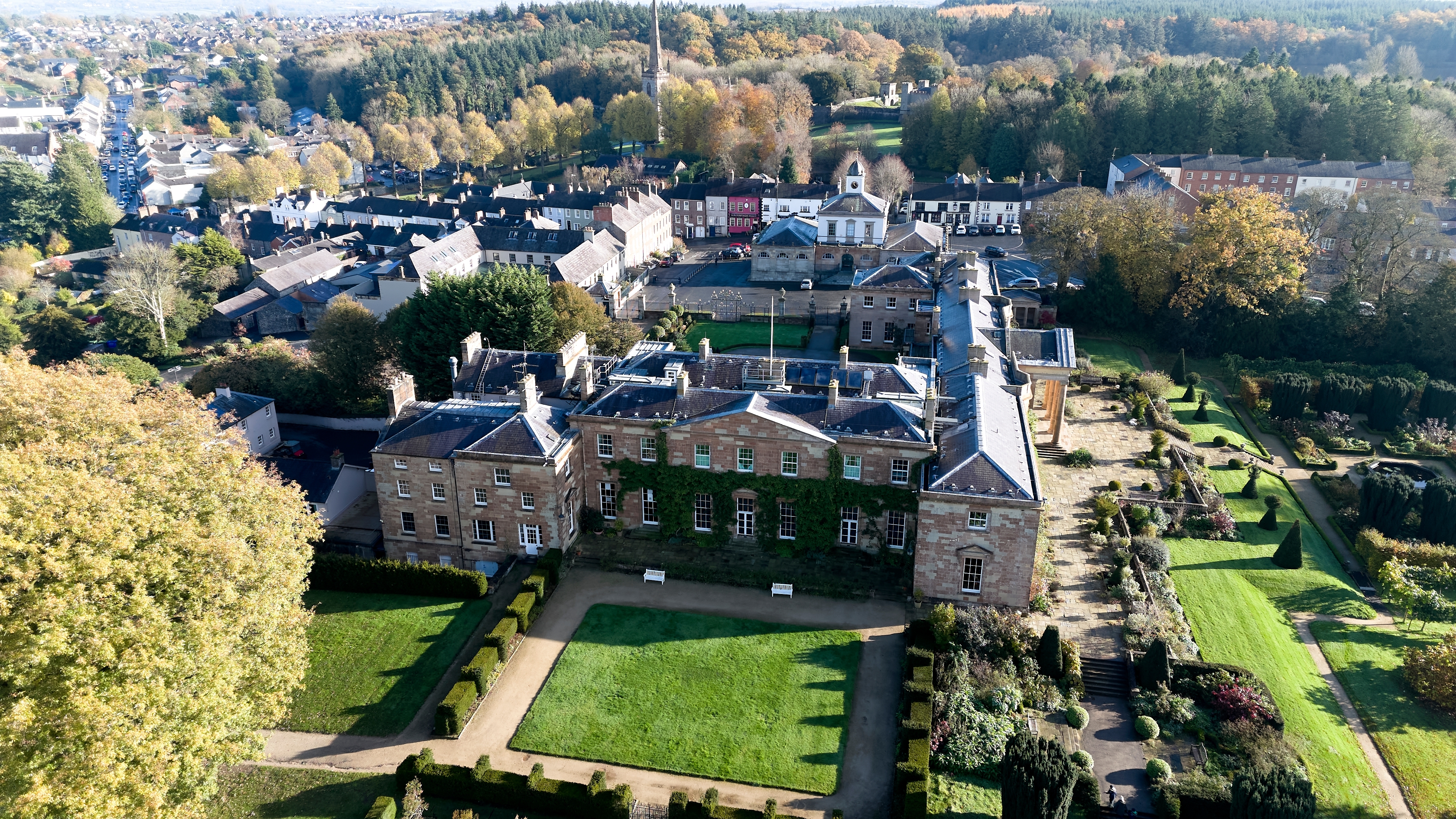 Luftbillede af Hillsborough katedral og historisk arkitektur i Nordirland