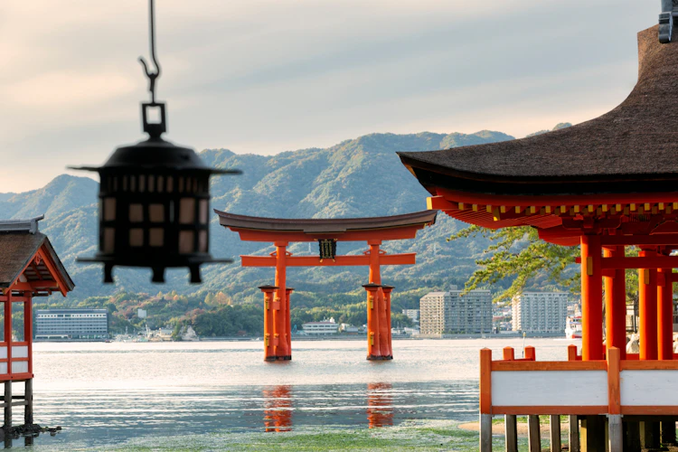 Fredfyldt udsigt til den flydende torii-port og Itsukushima-helligdommen på Miyajima-øen i Hiroshima-området, et af Japans mest hellige steder