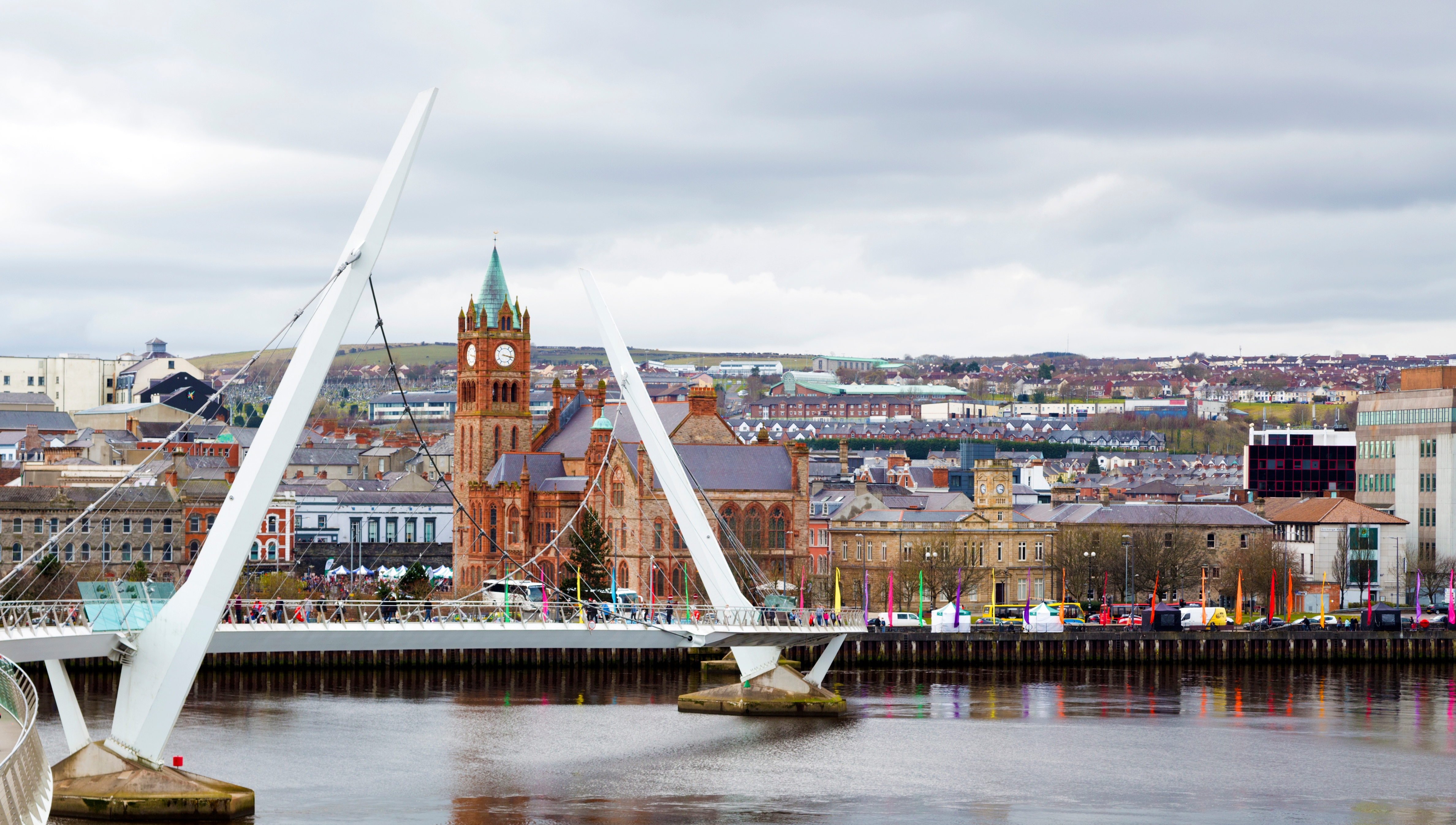 Den smukke Peace Bridge og Guildhall klokketaarn i Derry Londonderry Nordirland