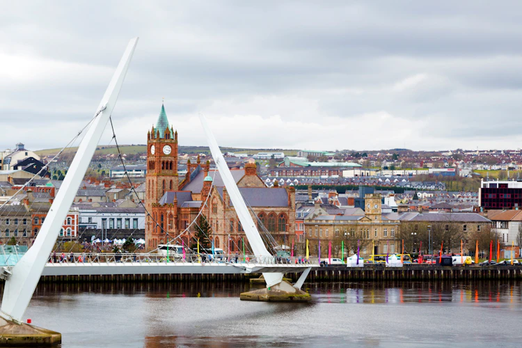 Den smukke Peace Bridge og Guildhall klokketaarn i Derry Londonderry Nordirland