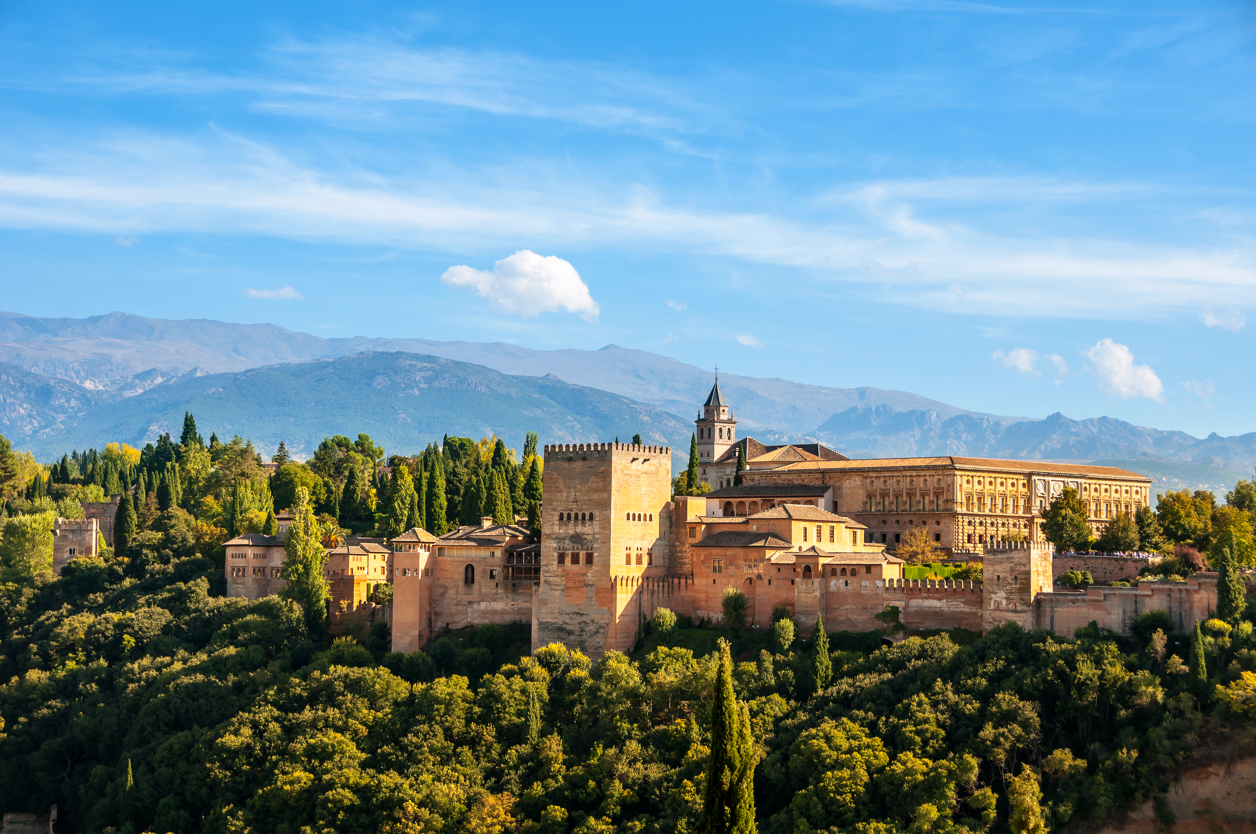 Spektakulær udsigt over Alhambra den røde fæstning i Granada med Sierra Nevada bjergkæde som baggrund