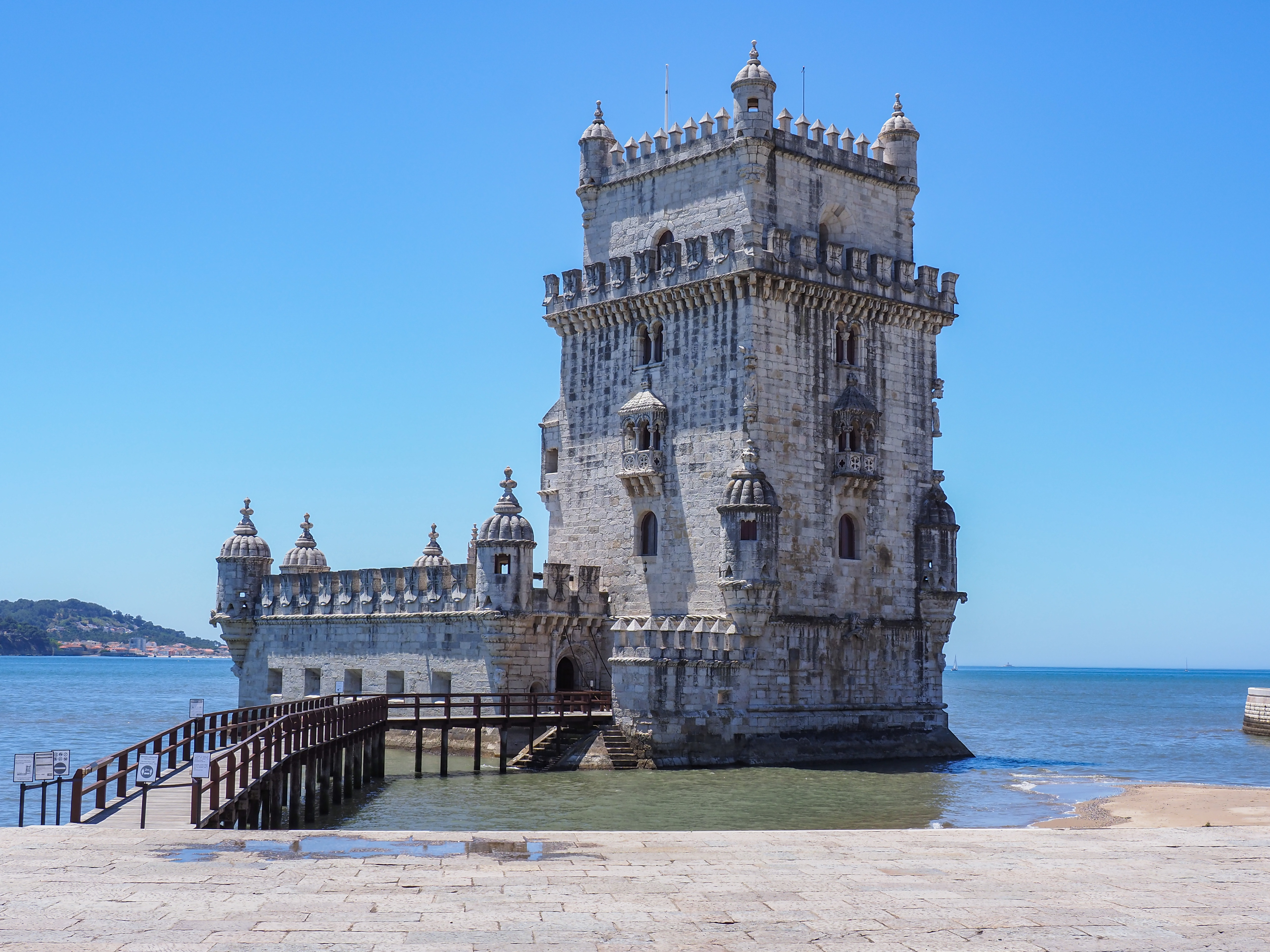 Det historiske Belém Tårn i Lissabon - malerisk portugisisk fæstningsværk i Manueline stil fra 1500-tallet ved Tagus-flodens bred