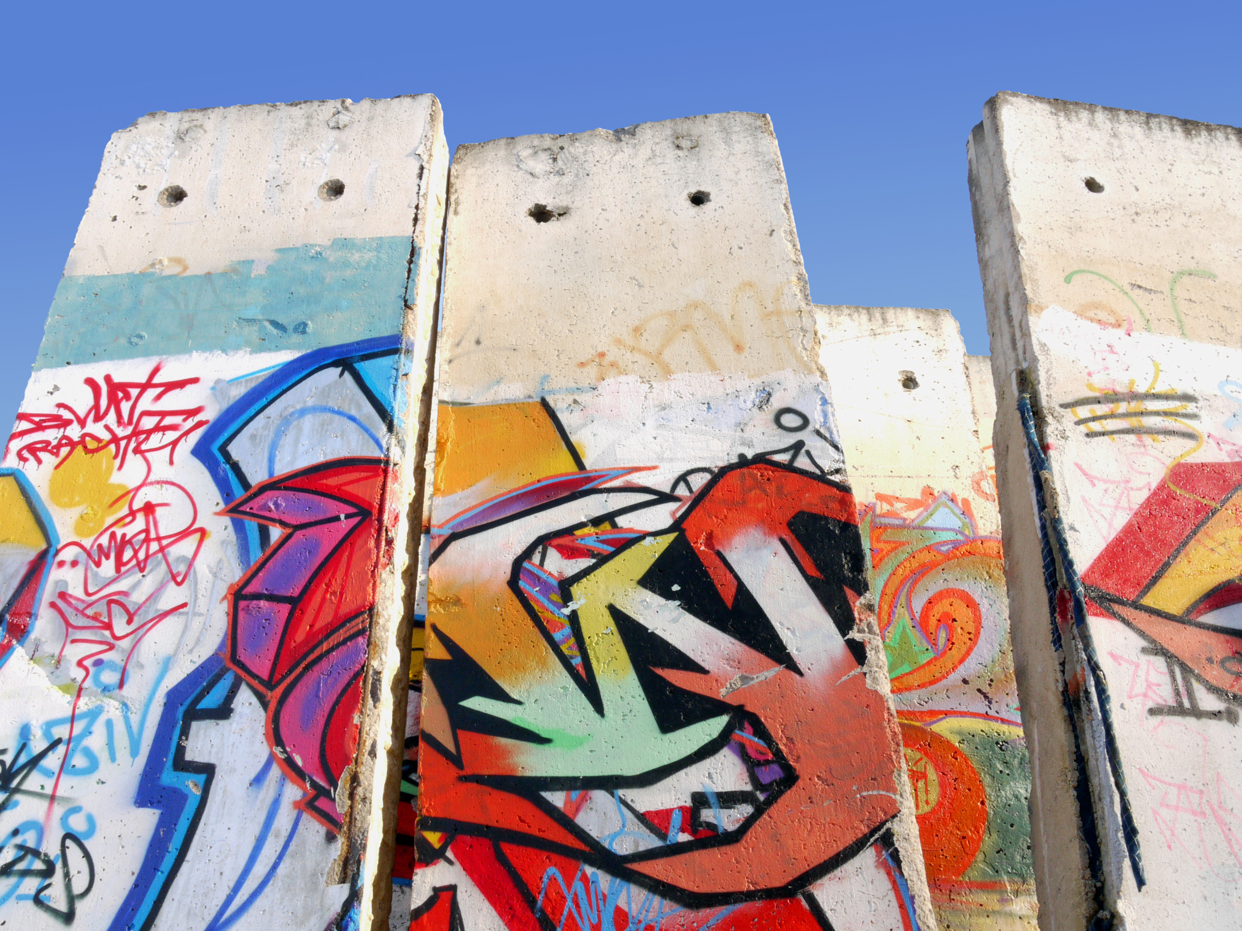Historiske Berlinmur-fragmenter dekoreret med farverig graffiti-kunst