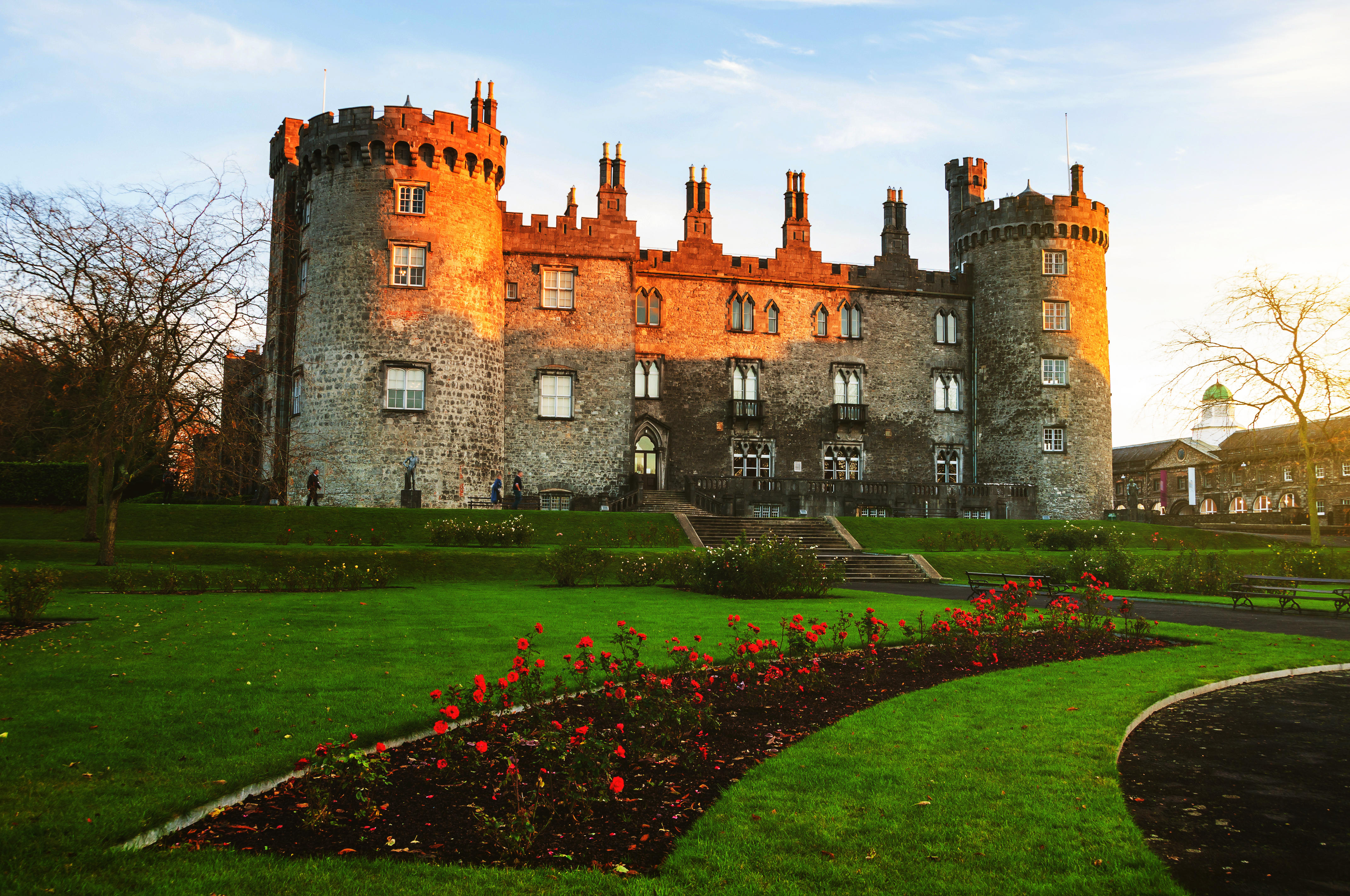Kilkenny Slot med imponerende middelalderlige tårne og velholdte haver i Irland