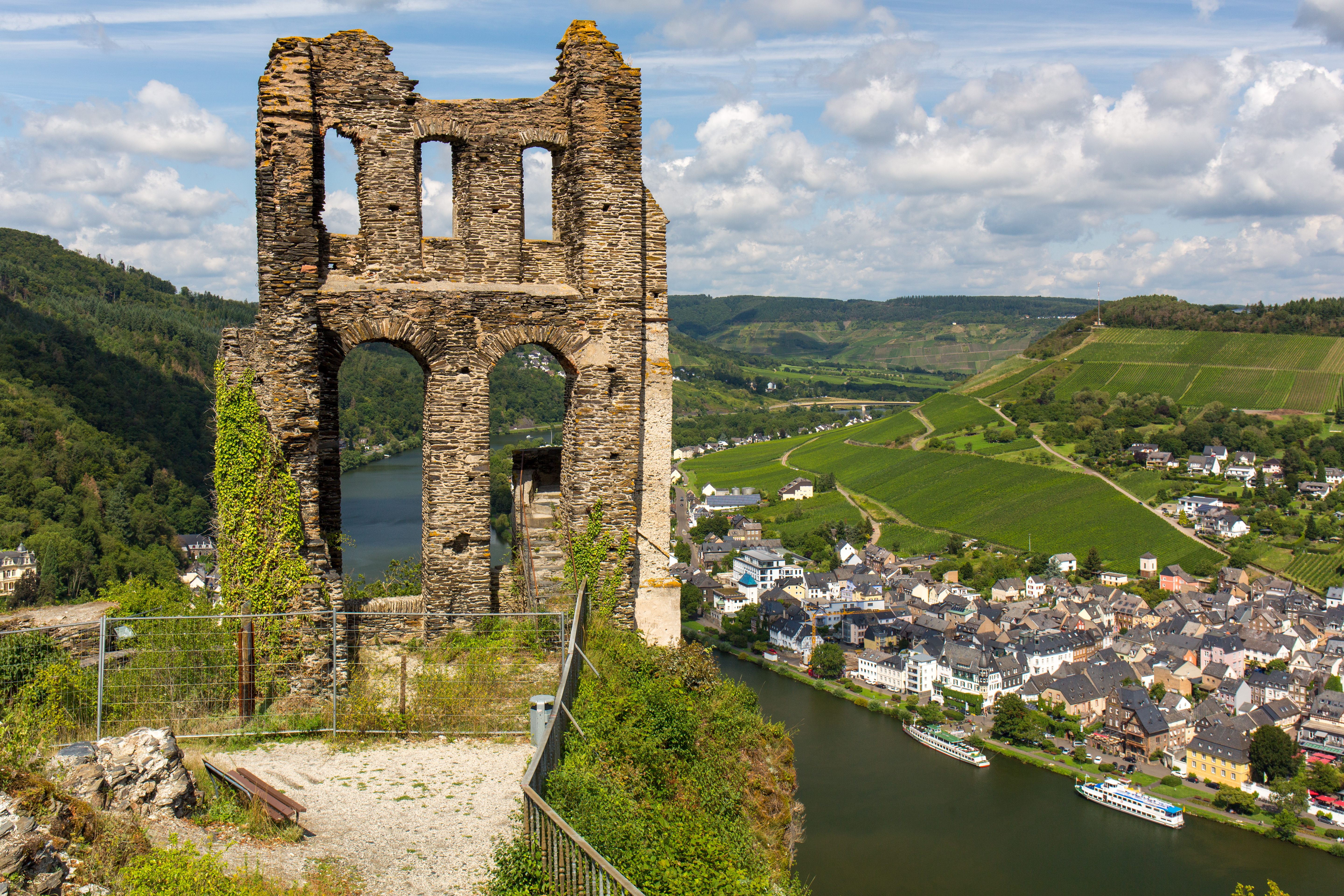Imponerende middelalderborg i Mosel-dalen med tyske vingårde og flod