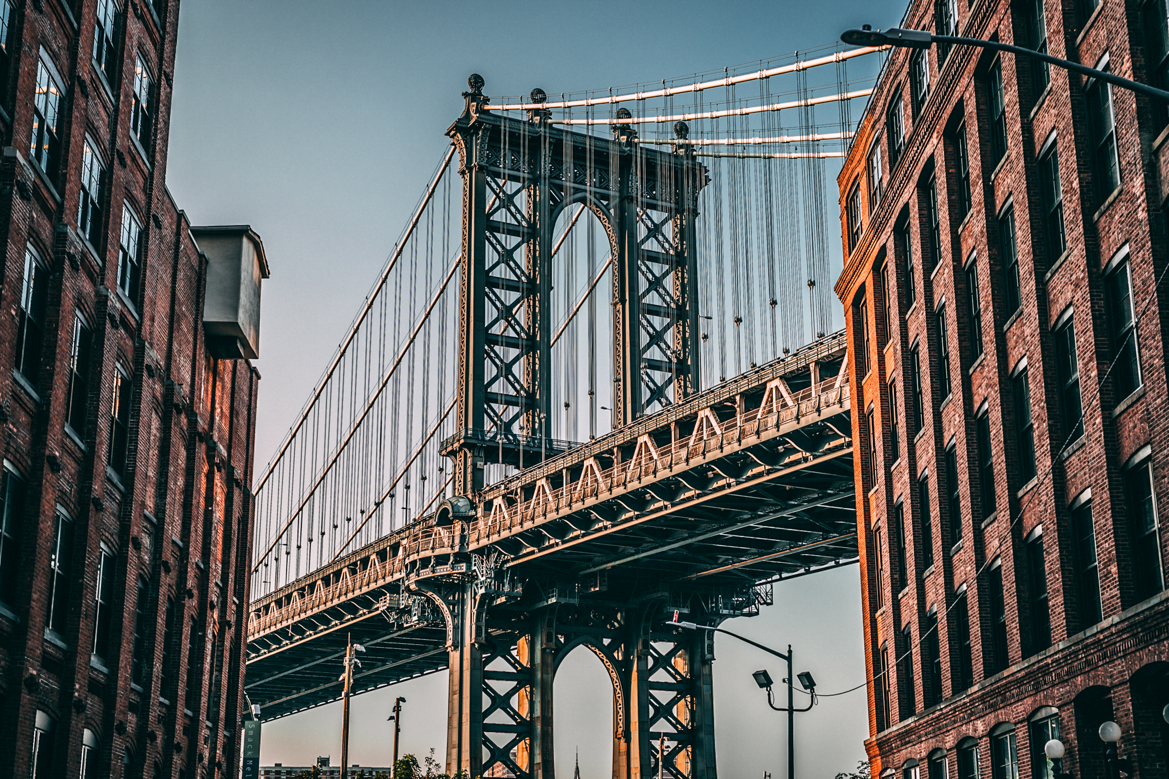 Historiske mursten bygninger og Manhattan Bridge i Brooklyn New York