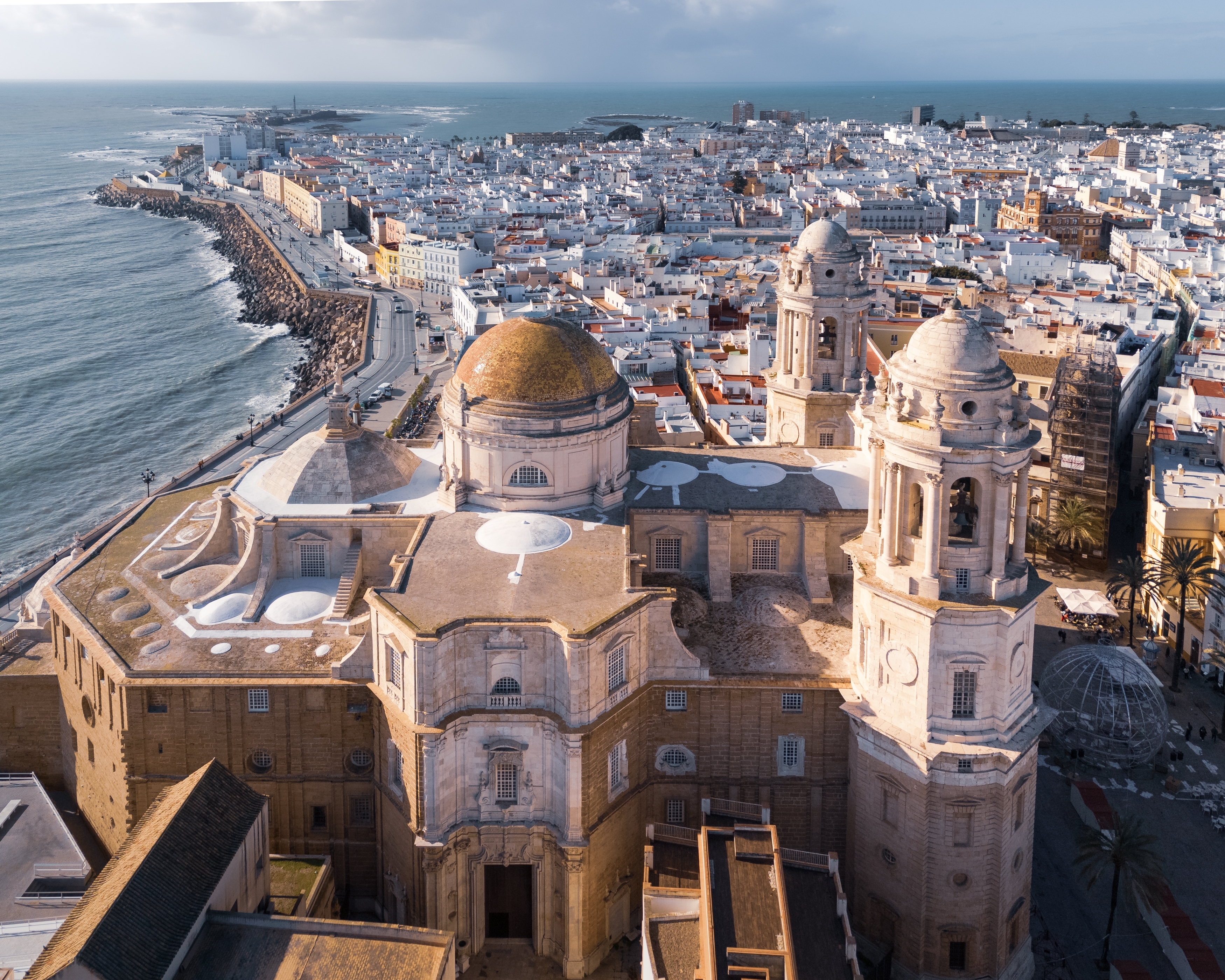Flygfoto af den historiske Cadiz kirke og pittoreske hvide huse langs den andalusiske kyst