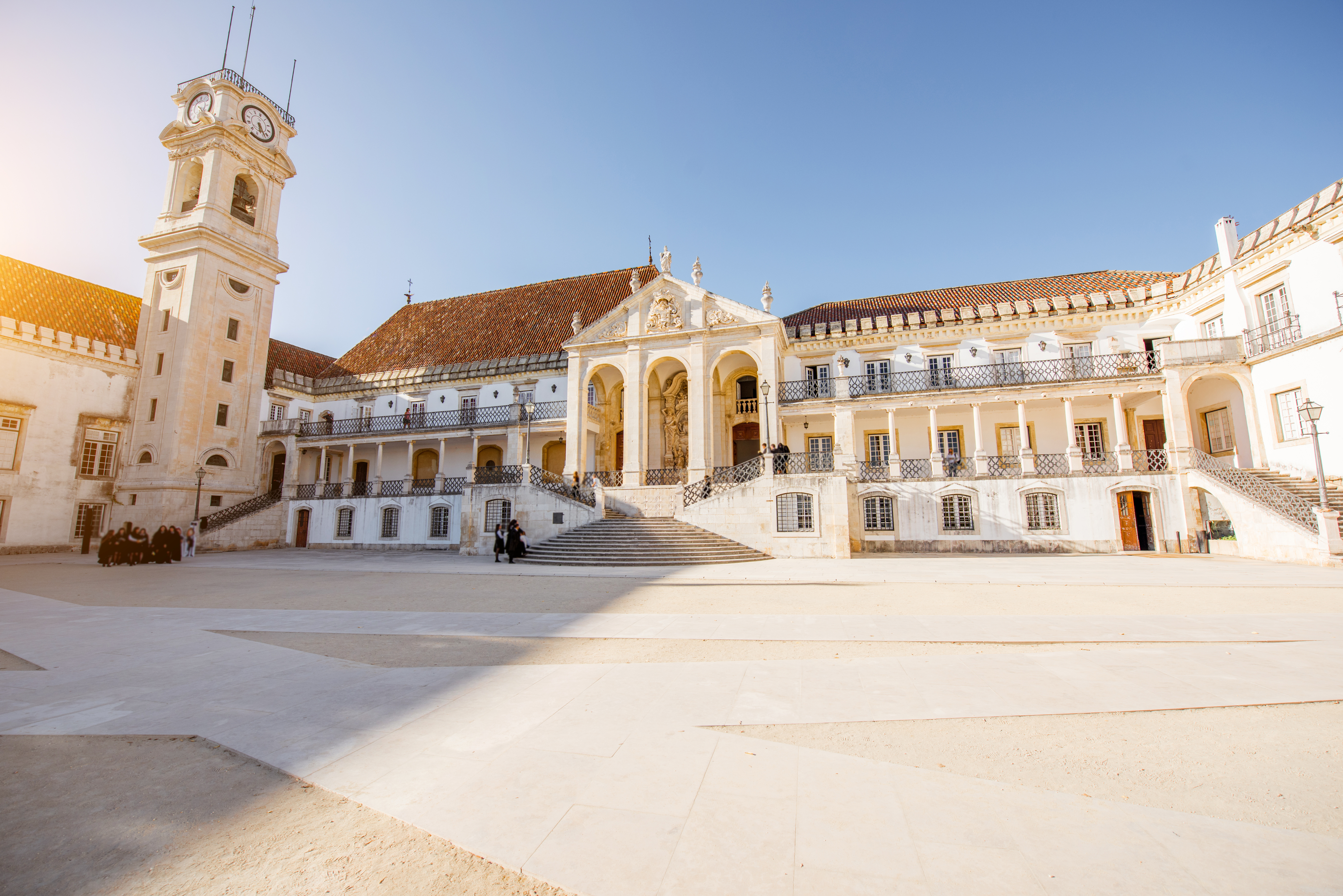 Historisk Coimbra Universitet med portugisisk arkitektur og solbelyste facade
