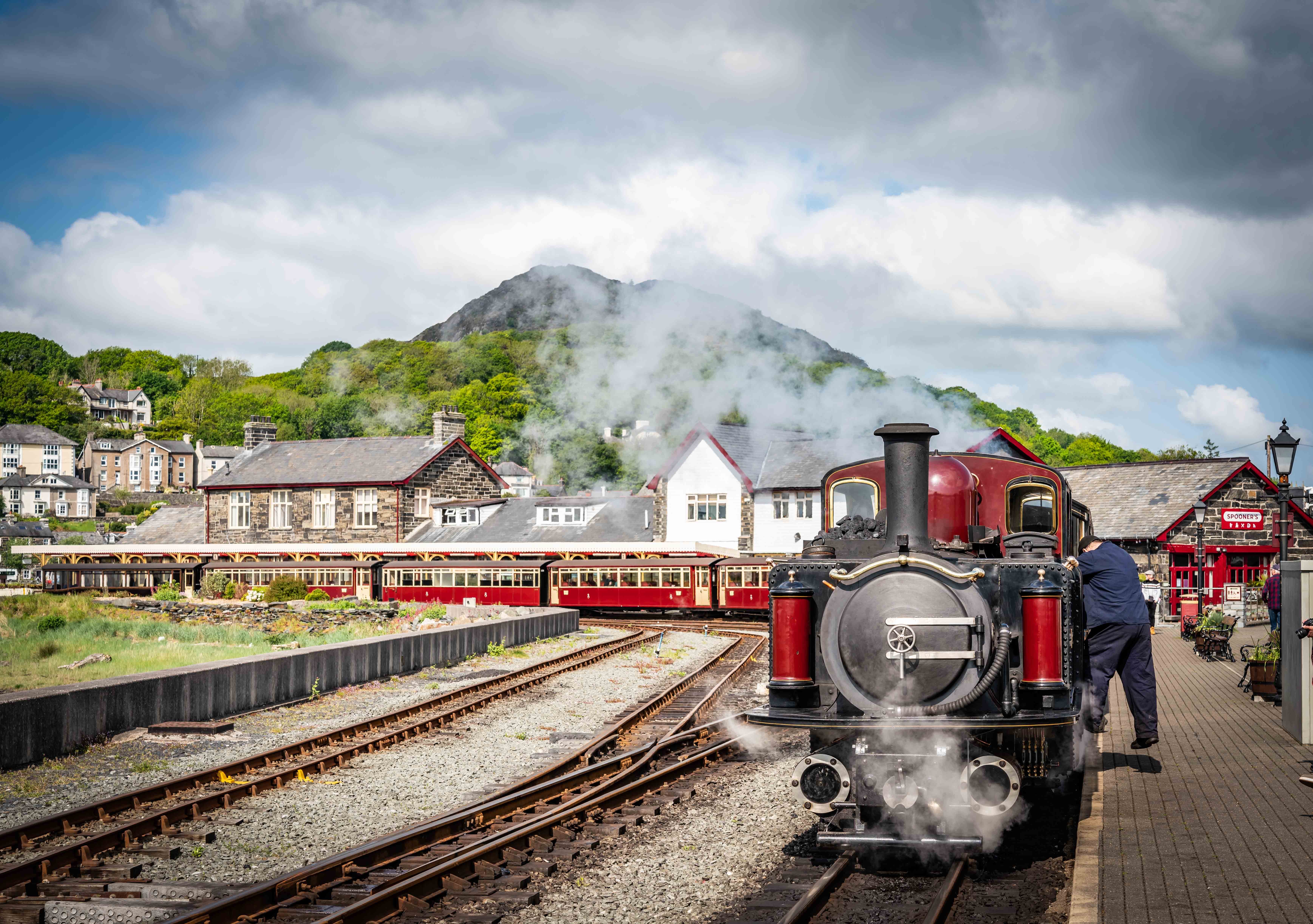 Historisk damptog på Welsh Highland Railway ved Porthmadog med bjerglandskab
