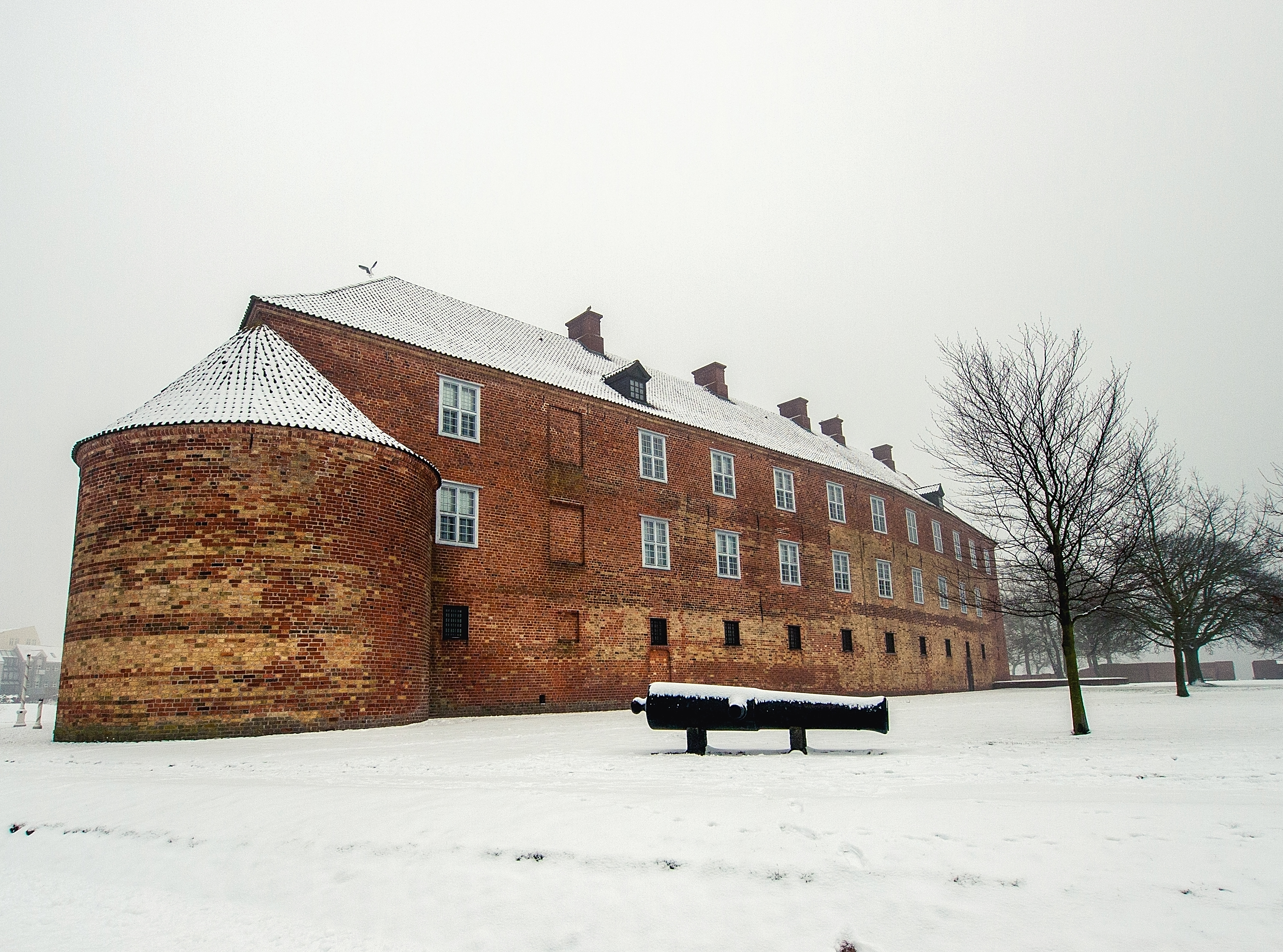 Historisk dansk borgarkitektur i smukt vinterlandskab