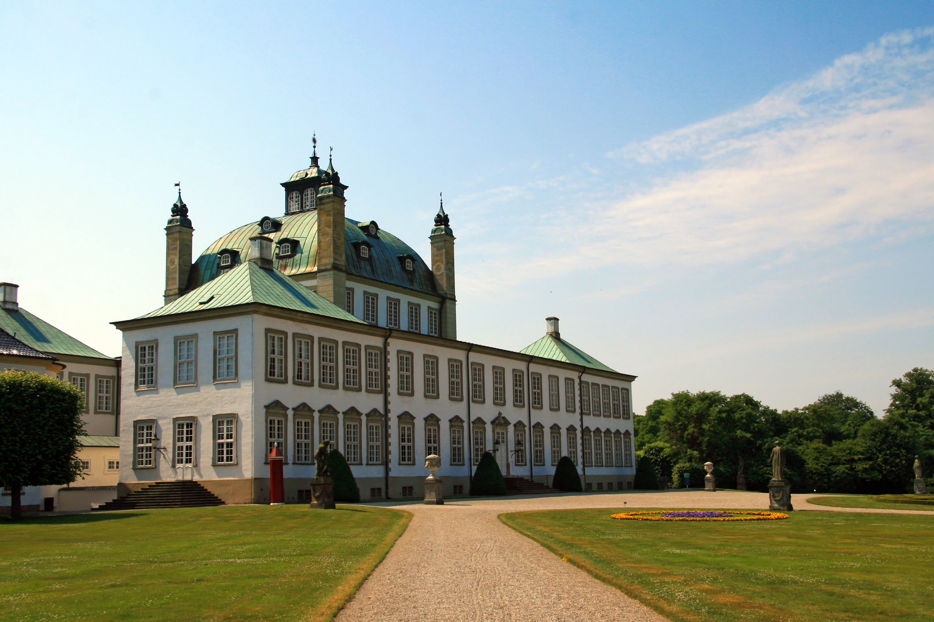 Historisk dansk slot Fredensborg med imponerende facade og parkanlæg