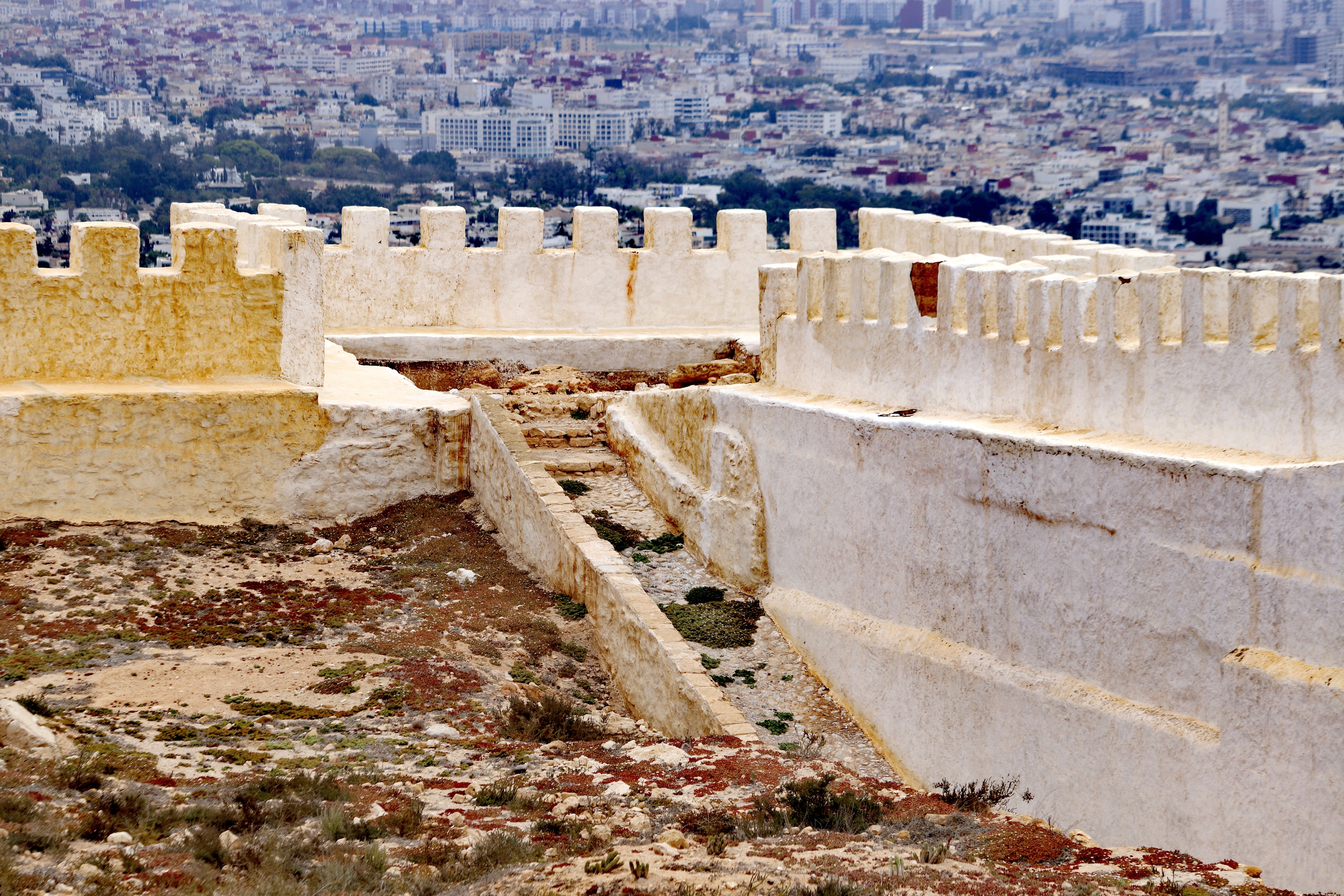 Restaurerede mure fra den historiske kasbah i Agadir med panoramaudsigt