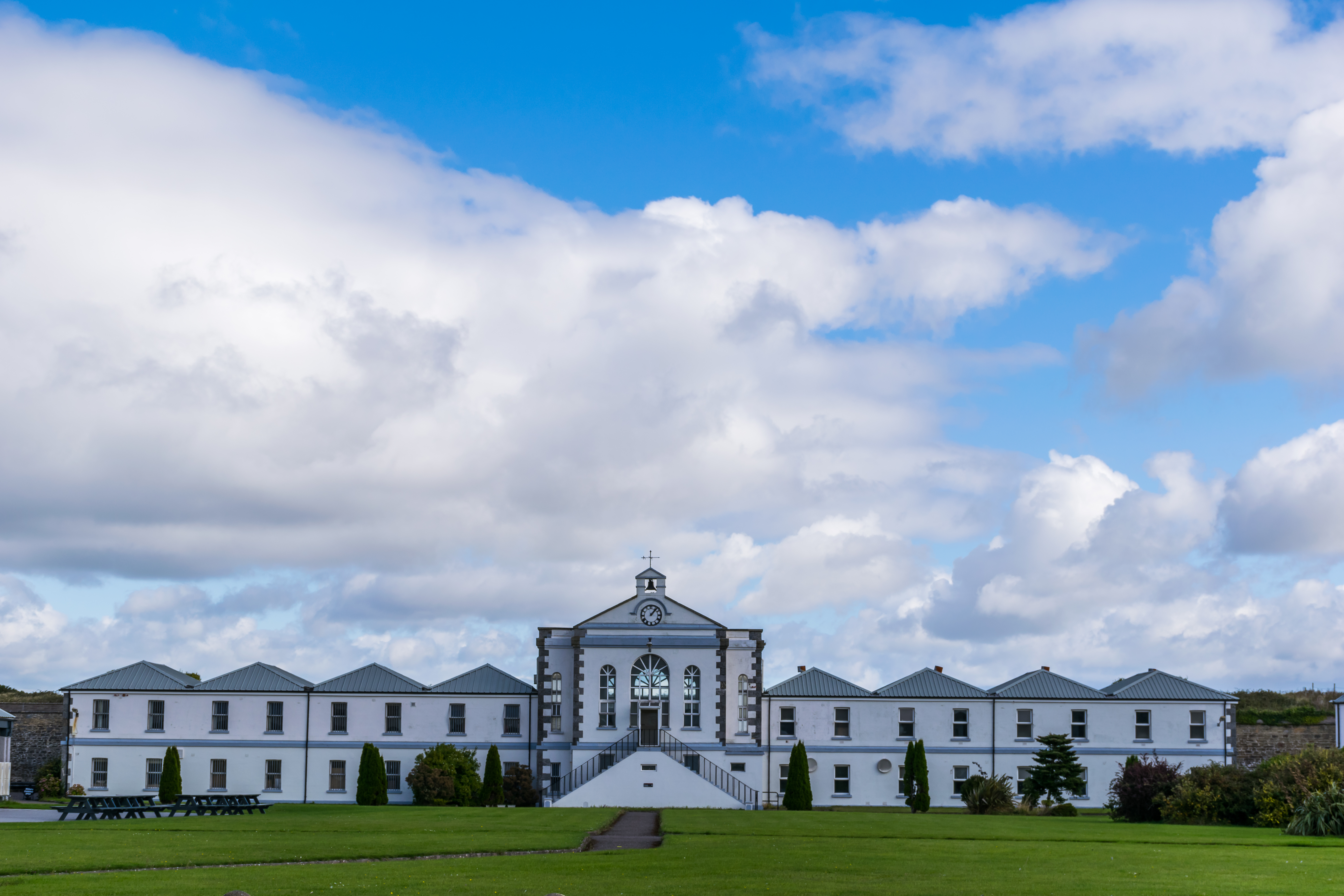 Historisk hvid fængselsbygning på Spike Island Cork County med grøn græsplæne