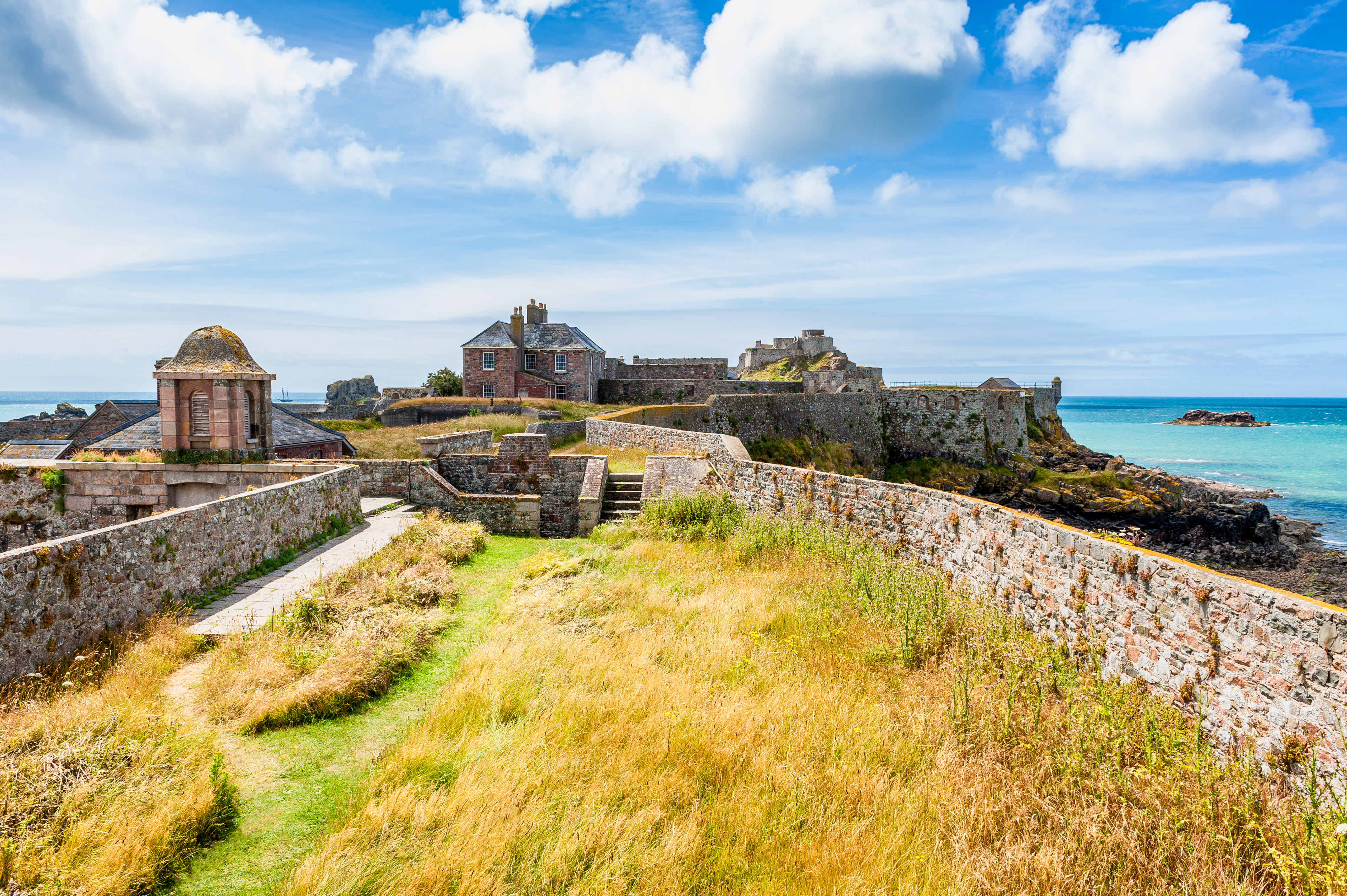 Jersey's berømte Elizabeth Castle med stenfortifikationer og havudsigt