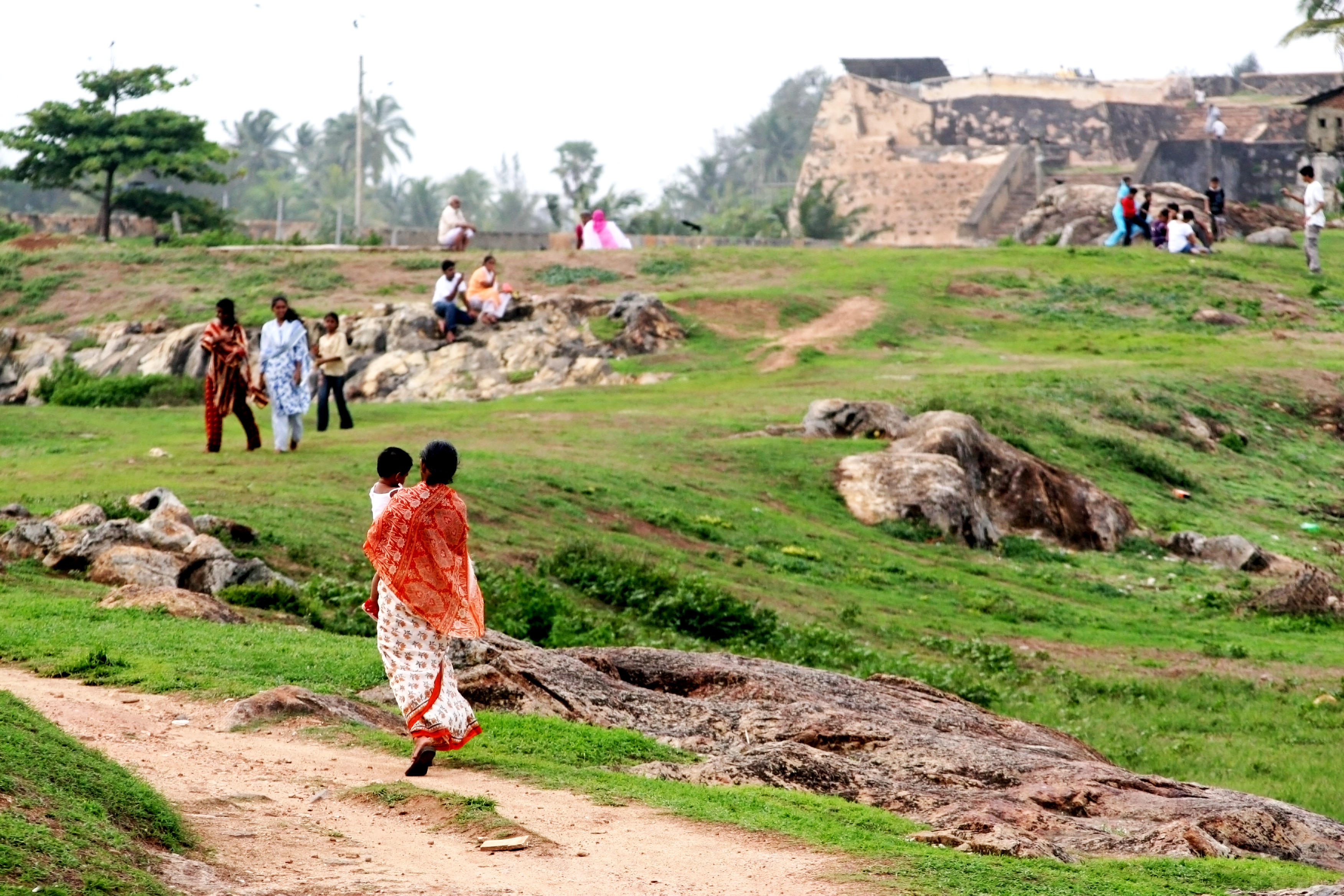 Historisk fort med lokale kvinder i farverige sari Sri Lanka