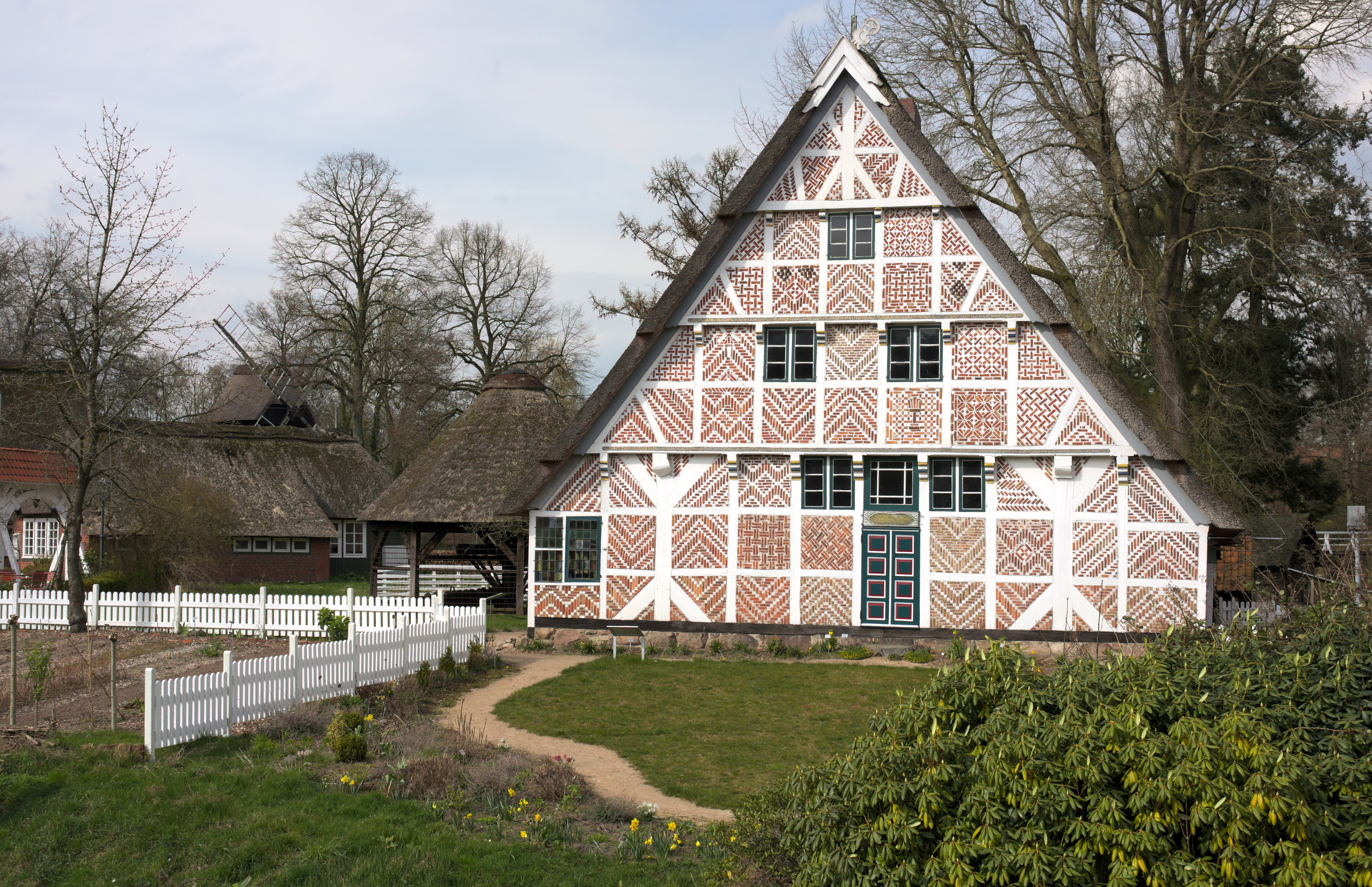 Velbevaret historisk gårdbygning med smukt bindingsværk og stråtag i Altes Land, Niedersachsen