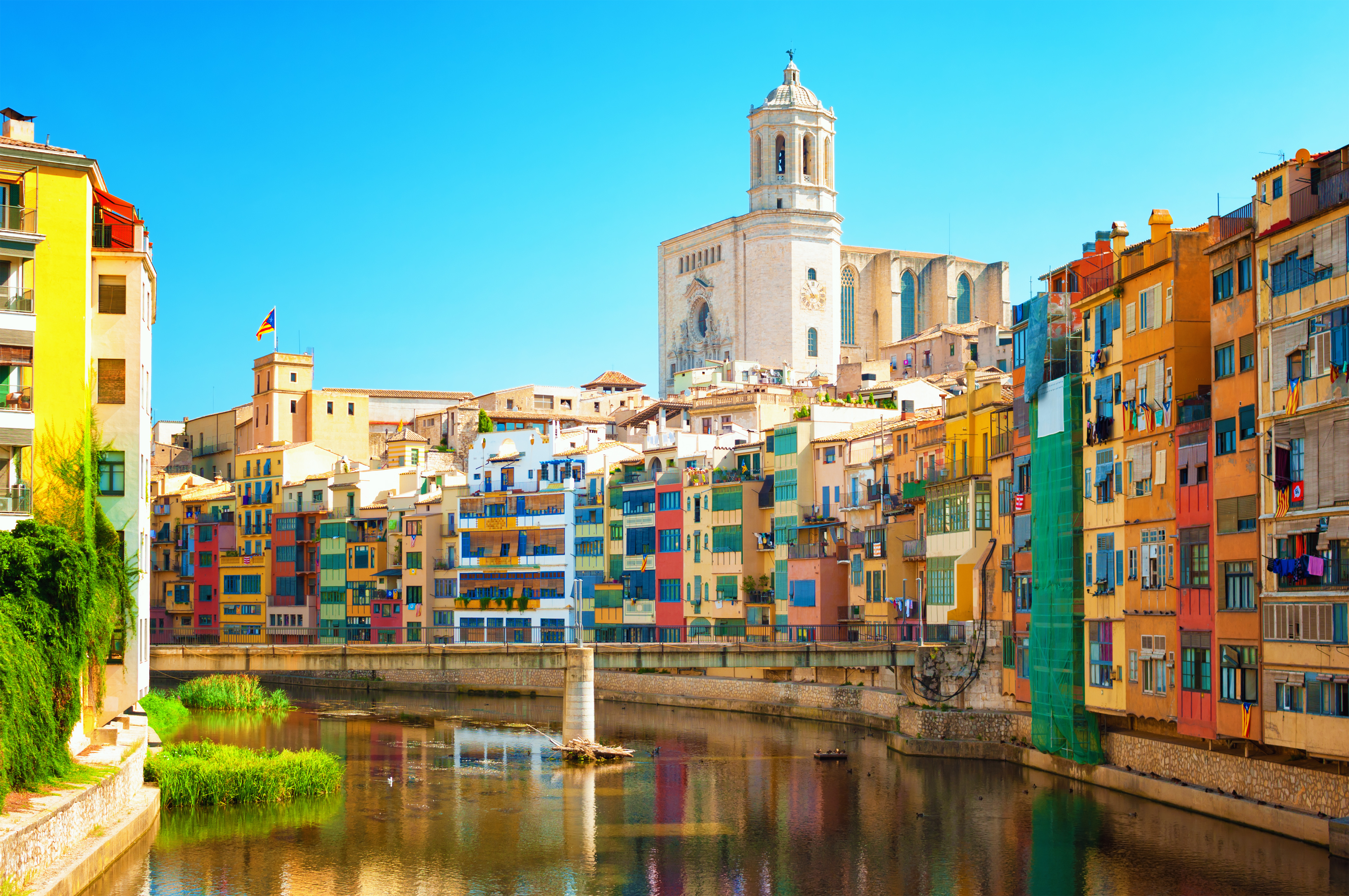 Historisk bykerne i Girona med karakteristiske farverige huse langs floden Onyar i Catalonien, Spanien