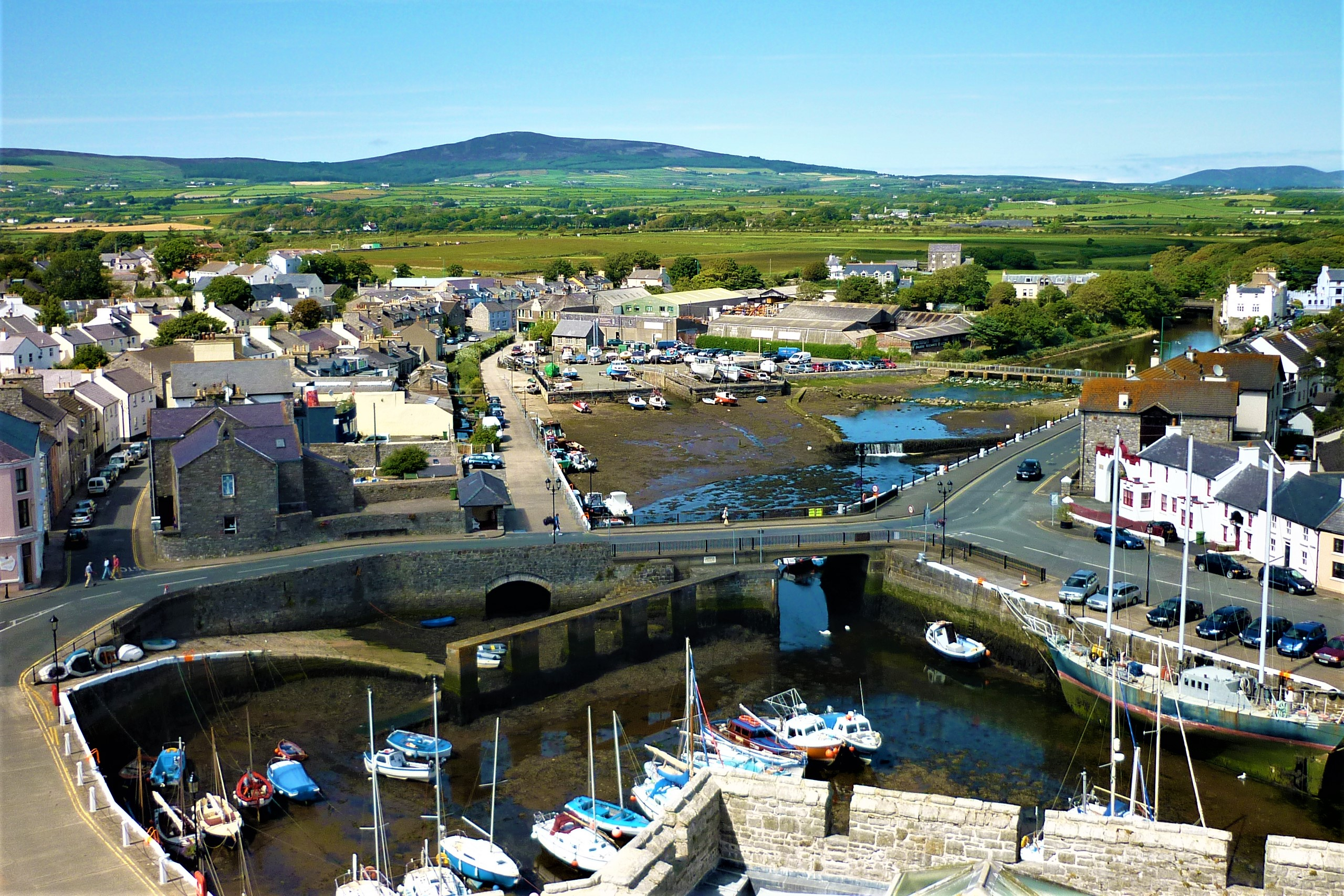 Historisk havneby Castletown på Isle of Man med marina og karakteristisk bybillede
