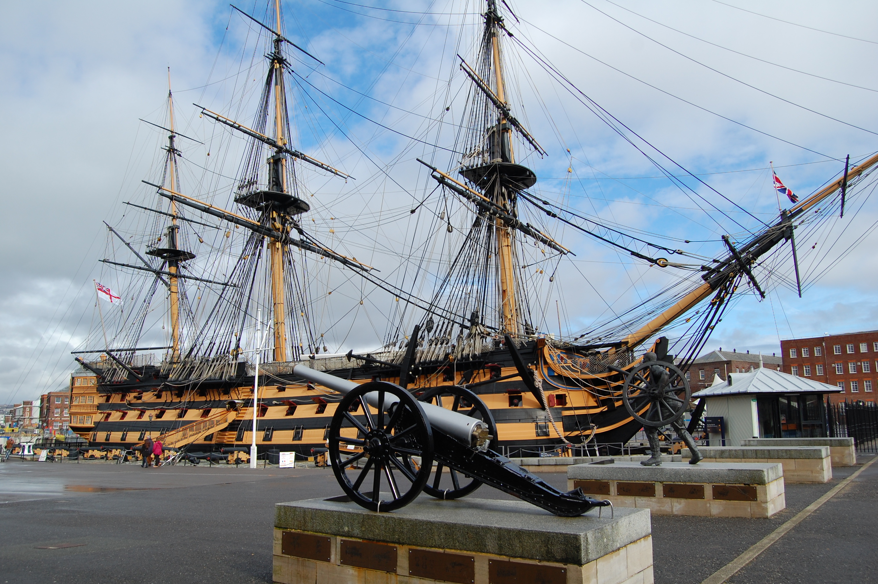 Historisk HMS Victory krigsskib ved Portsmouth Historic Dockyard i Hampshire England