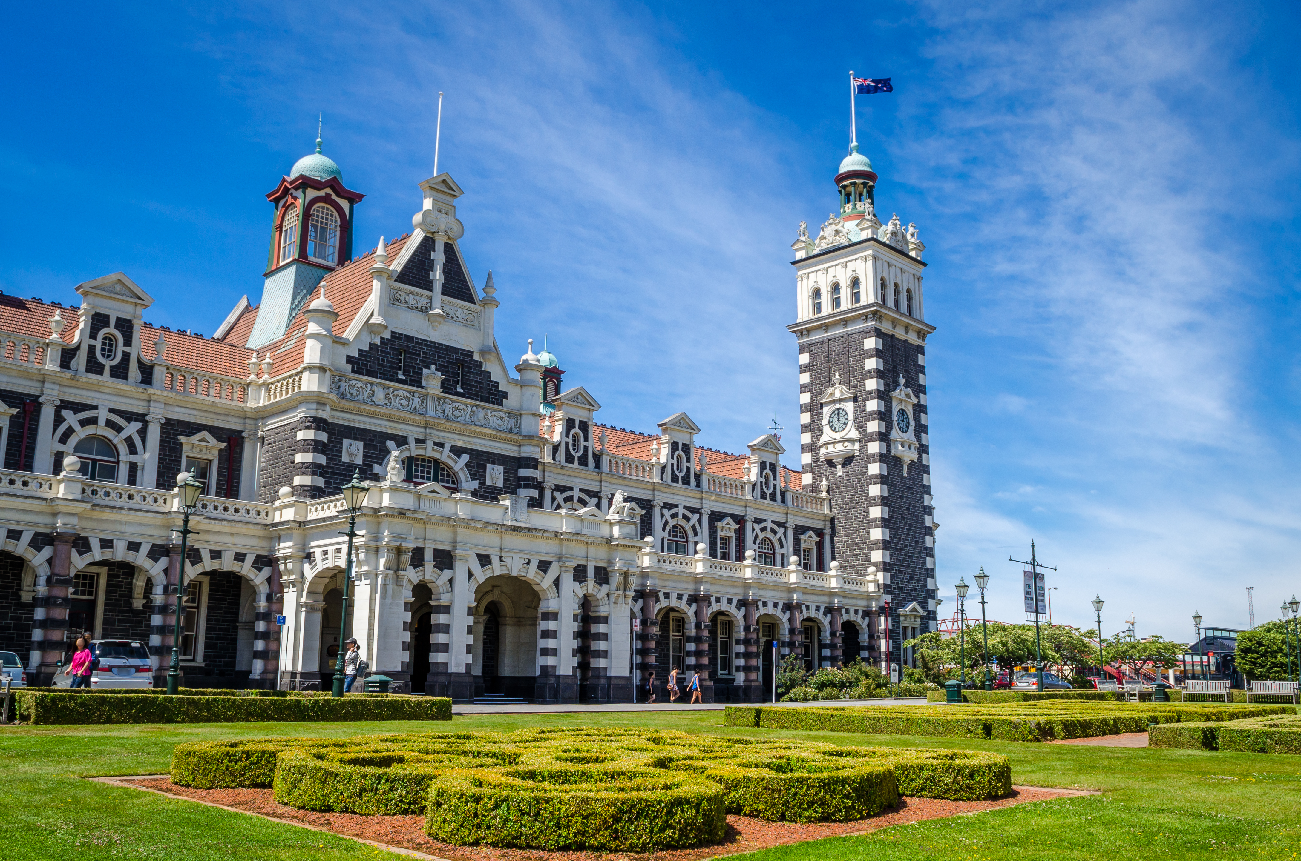 Dunedin Railway Station med sit markante urtårn og renæssanceinspirerede arkitektur - en af New Zealands mest betydningsfulde historiske bygninger fra kolonitiden
