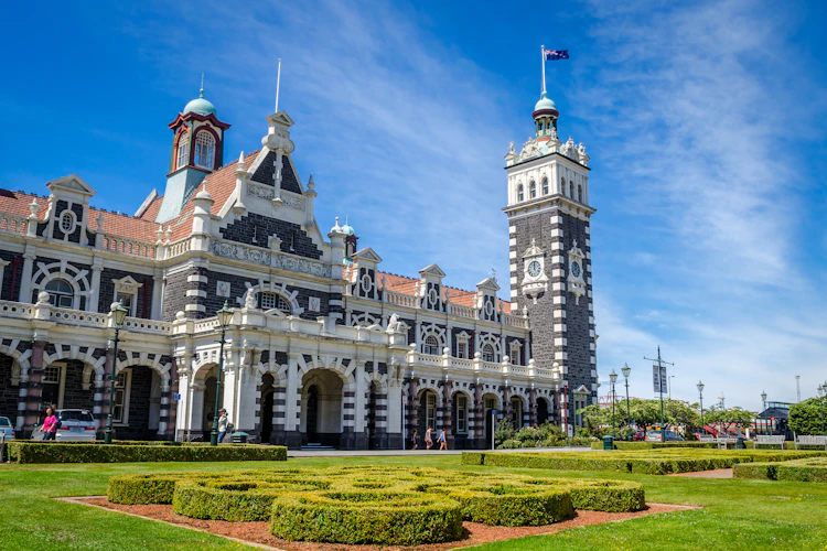 Dunedin Railway Station med sit markante urtårn og renæssanceinspirerede arkitektur - en af New Zealands mest betydningsfulde historiske bygninger fra kolonitiden