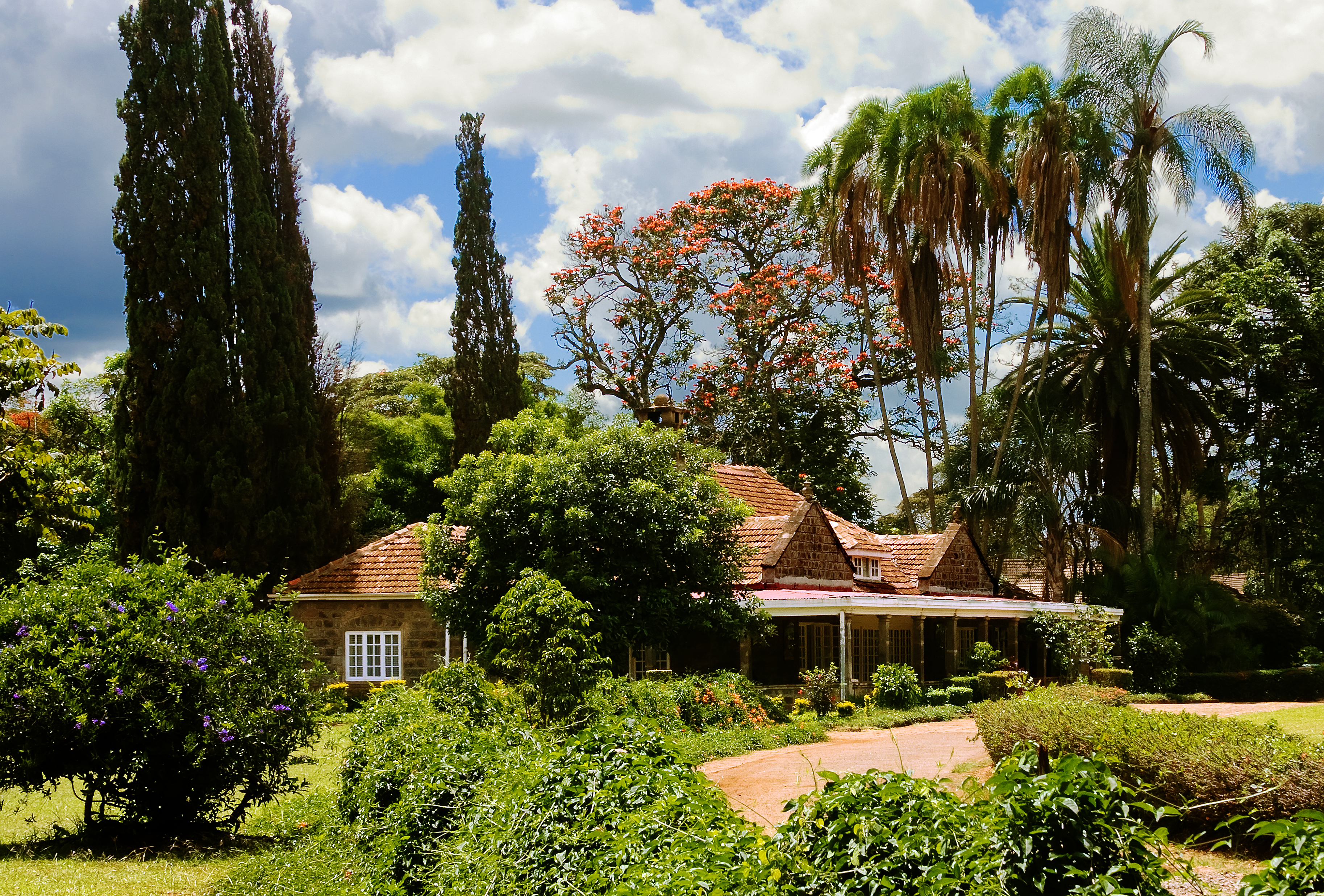Historisk Karen Blixen hus omgivet af grønne palmer i Nairobi Kenya