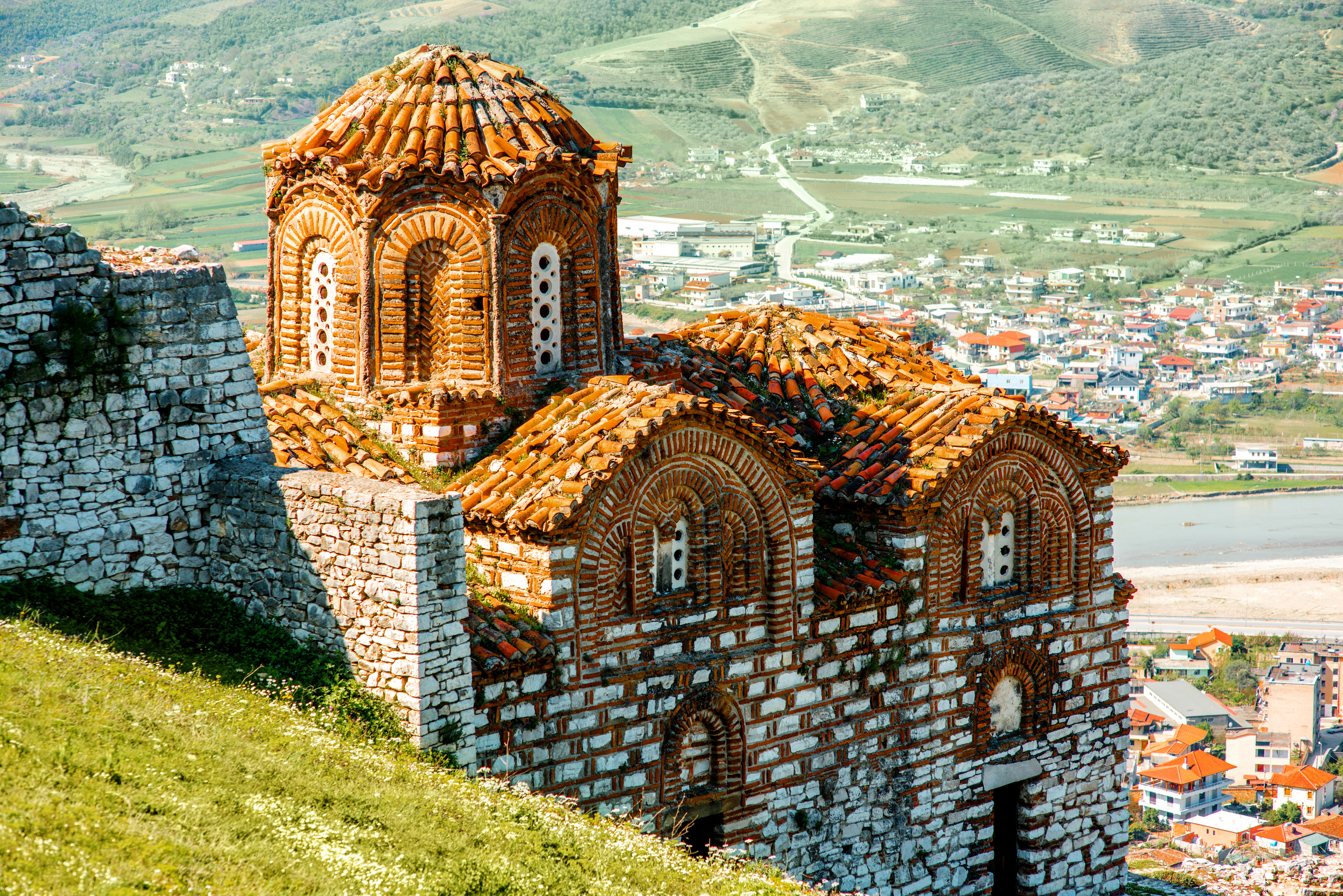 Smuk historisk kirke i Berat med traditionel albansk arkitektur og bybaggrund