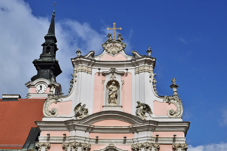 Historisk kirke med elegant pink facade og barok arkitektur i Sankt Pölten by