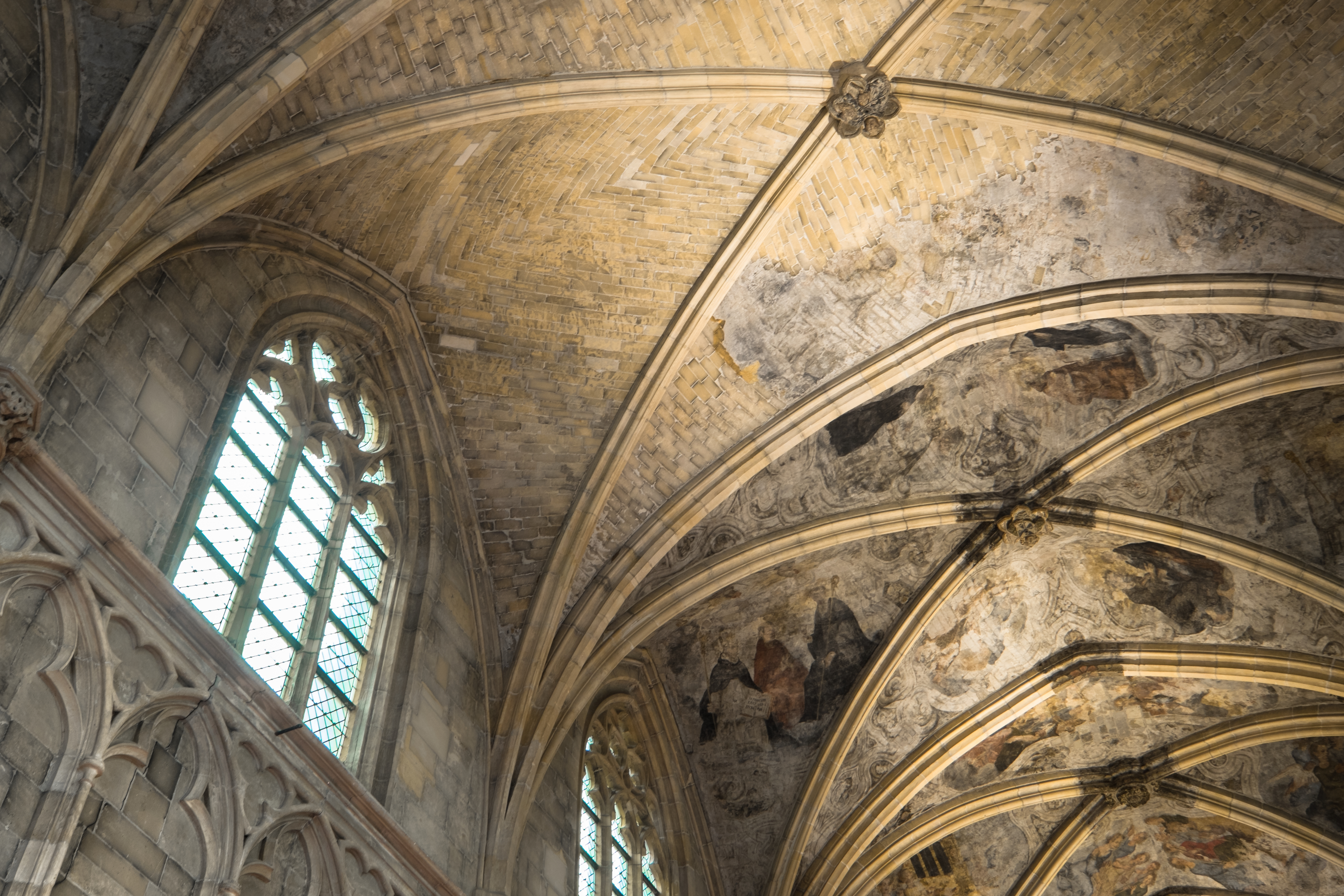 Gotiske hvælvinger og middelalderlige fresker i den berømte Dominikanerkirke i Maastricht, Holland, med smukke blyindfattede vinduer