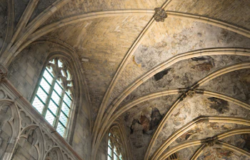 Gotiske hvælvinger og middelalderlige fresker i den berømte Dominikanerkirke i Maastricht, Holland, med smukke blyindfattede vinduer