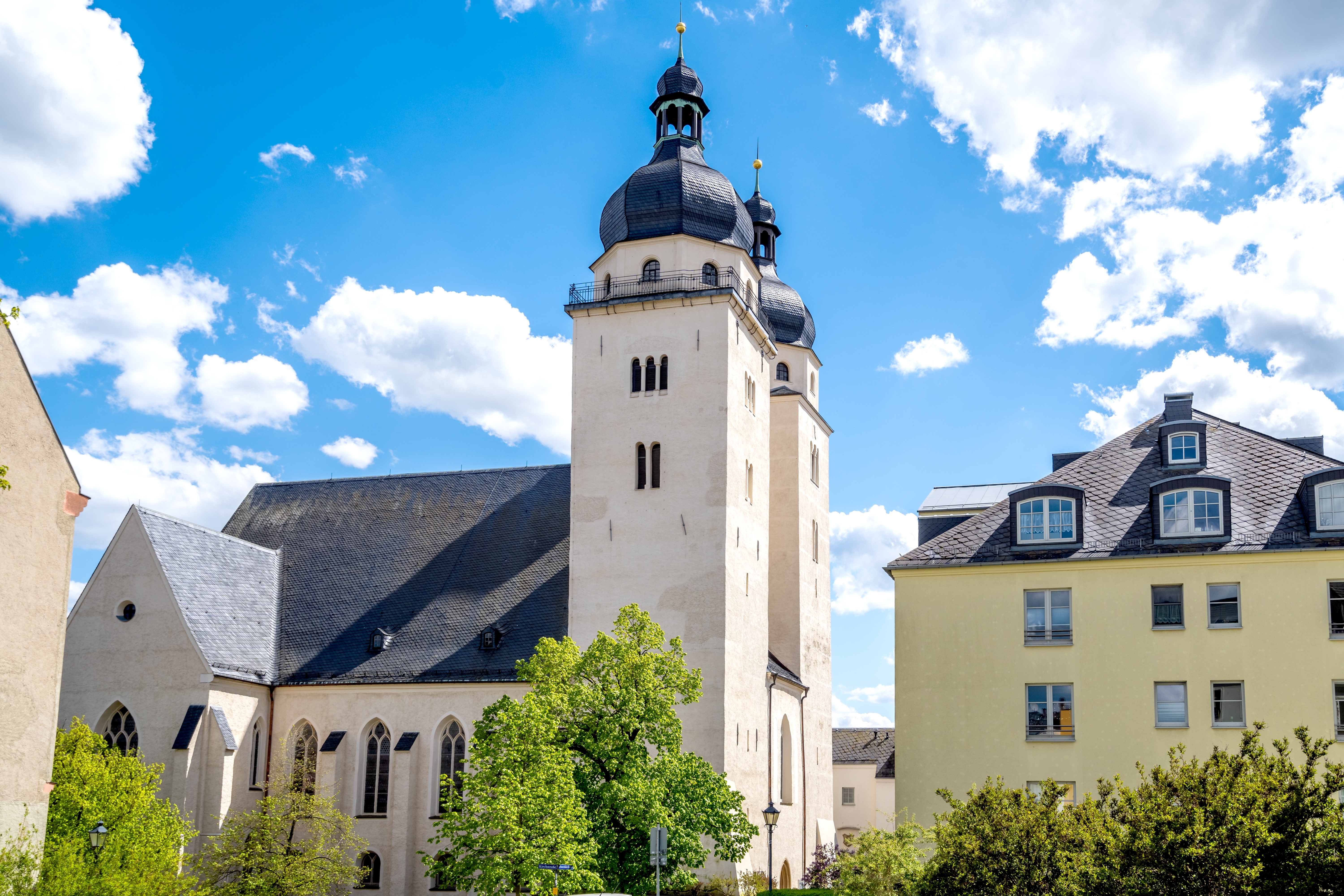 Imponerende kirke med dobbelte tårne i den historiske by Plauen, Tyskland