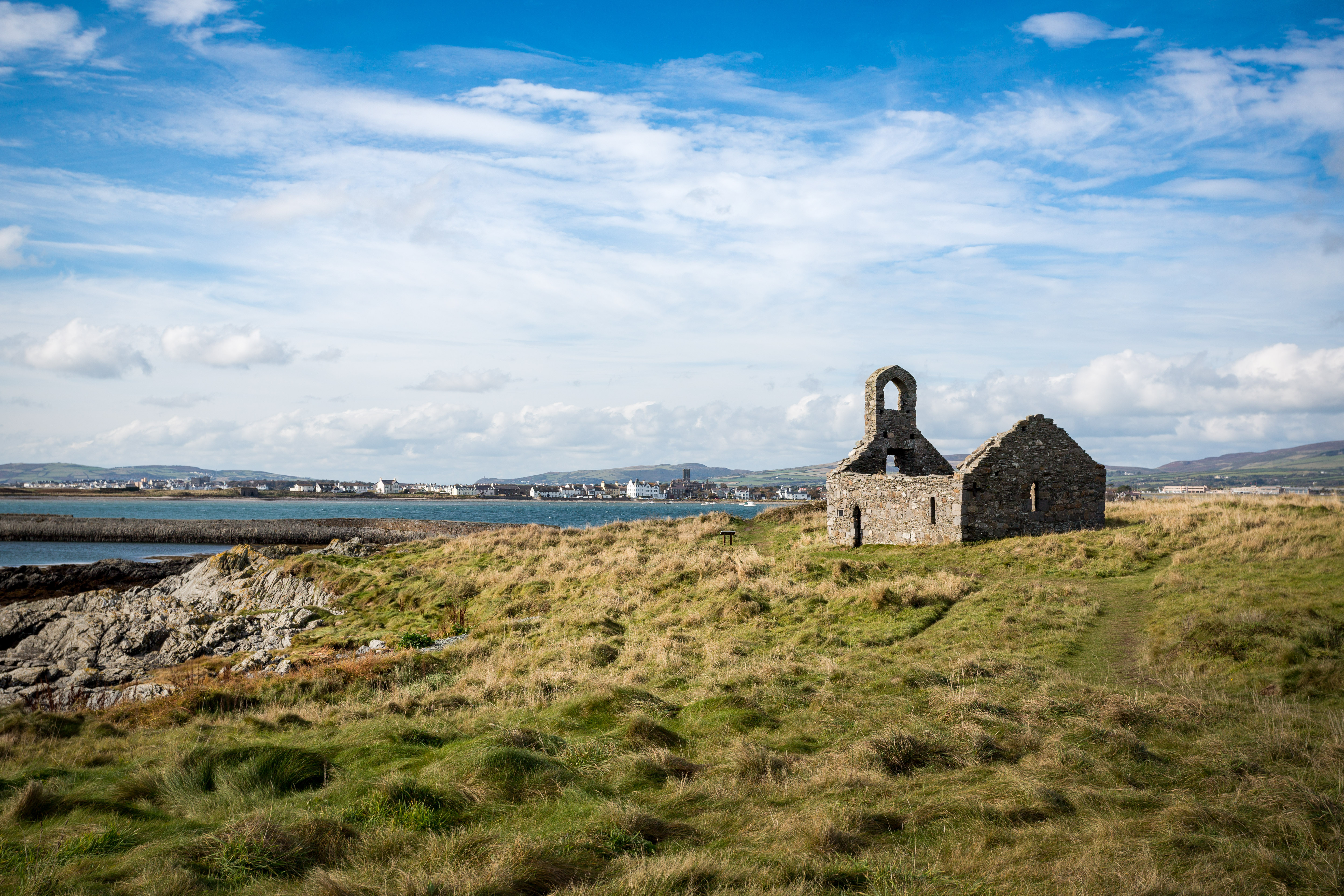Pittoreske kirkeruiner i naturskønt kystlandskab på den britiske ø Isle of Man