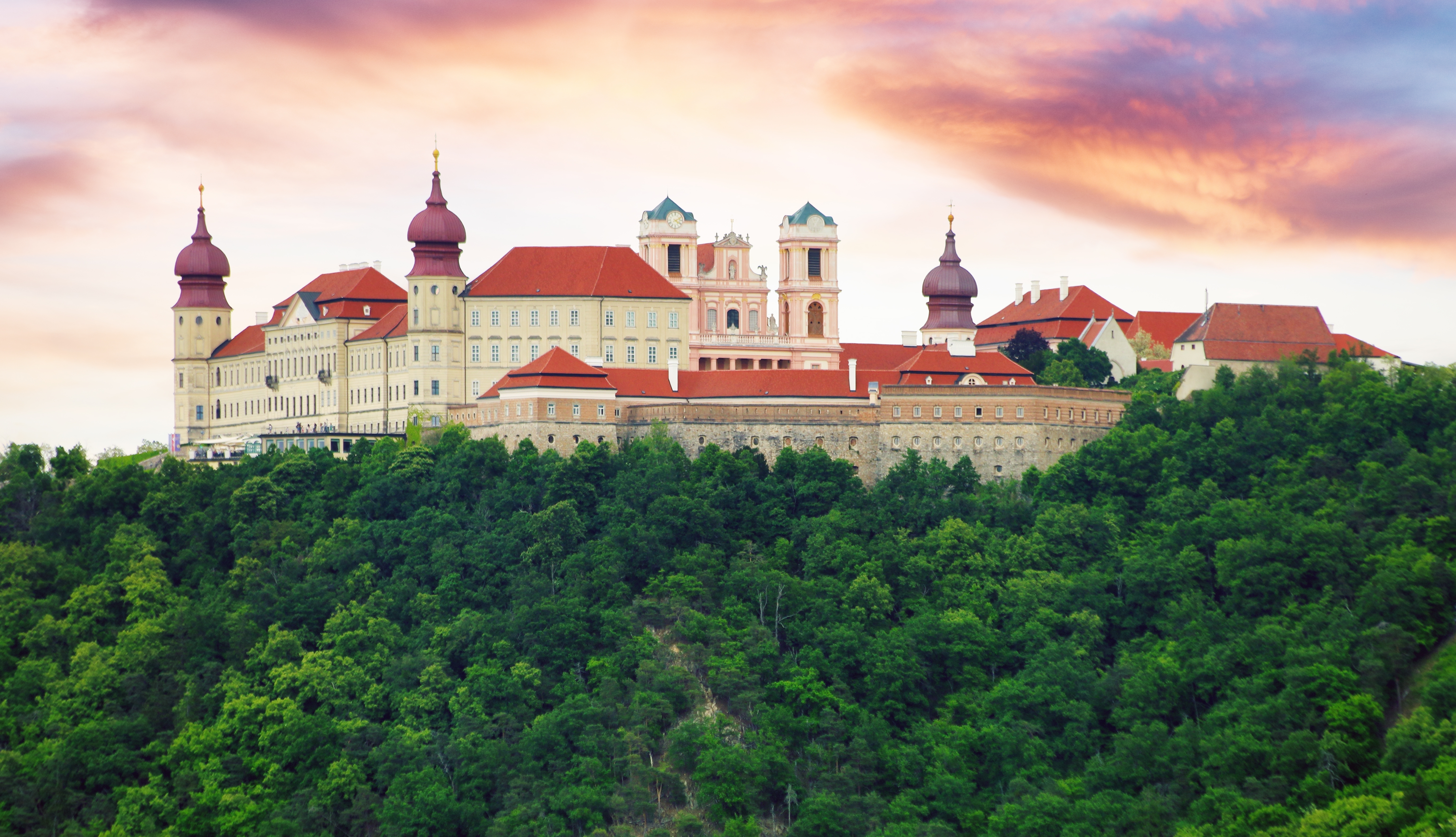 Historisk kloster i UNESCO Wachau-regionen i Østrig med barokarkitektur