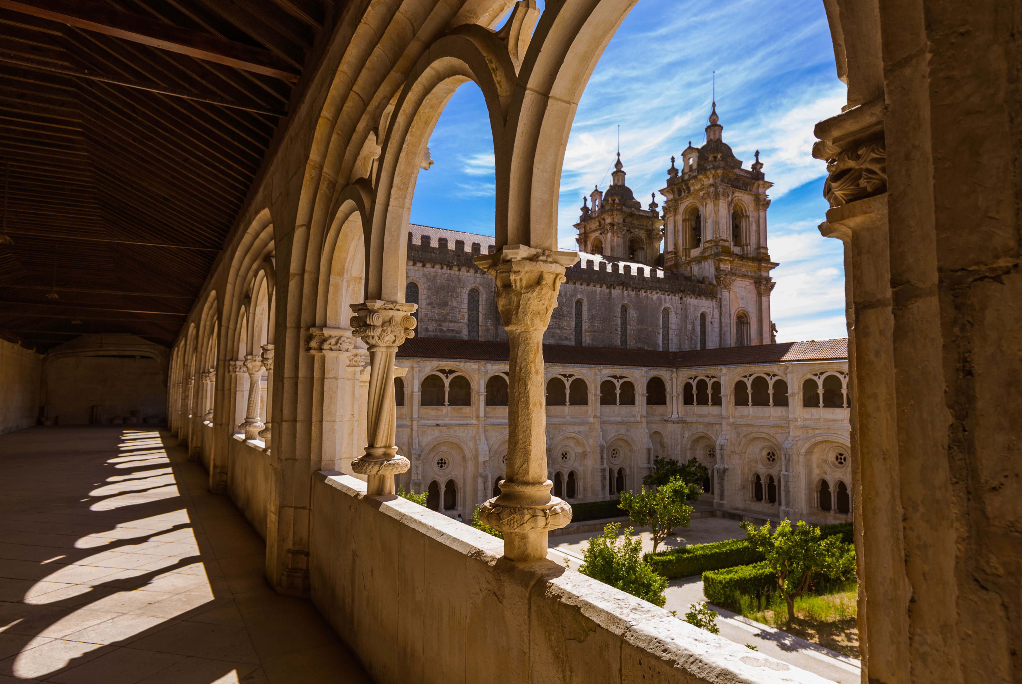 Imponerende klosterarkitektur med buegange i Portugal