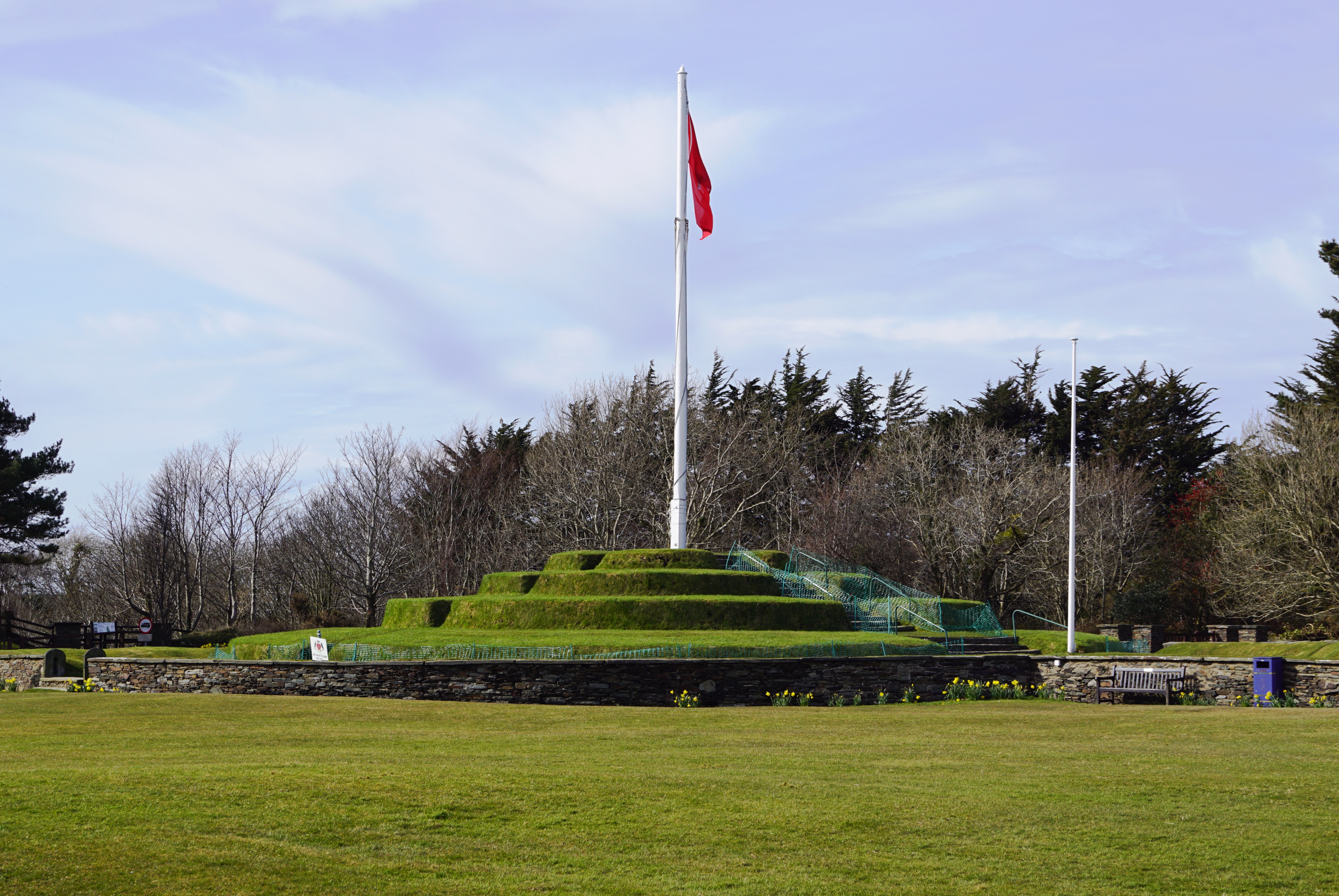 Historisk Tynwald Hill parlamentsplads med karakteristisk grøn høj på Isle of Man