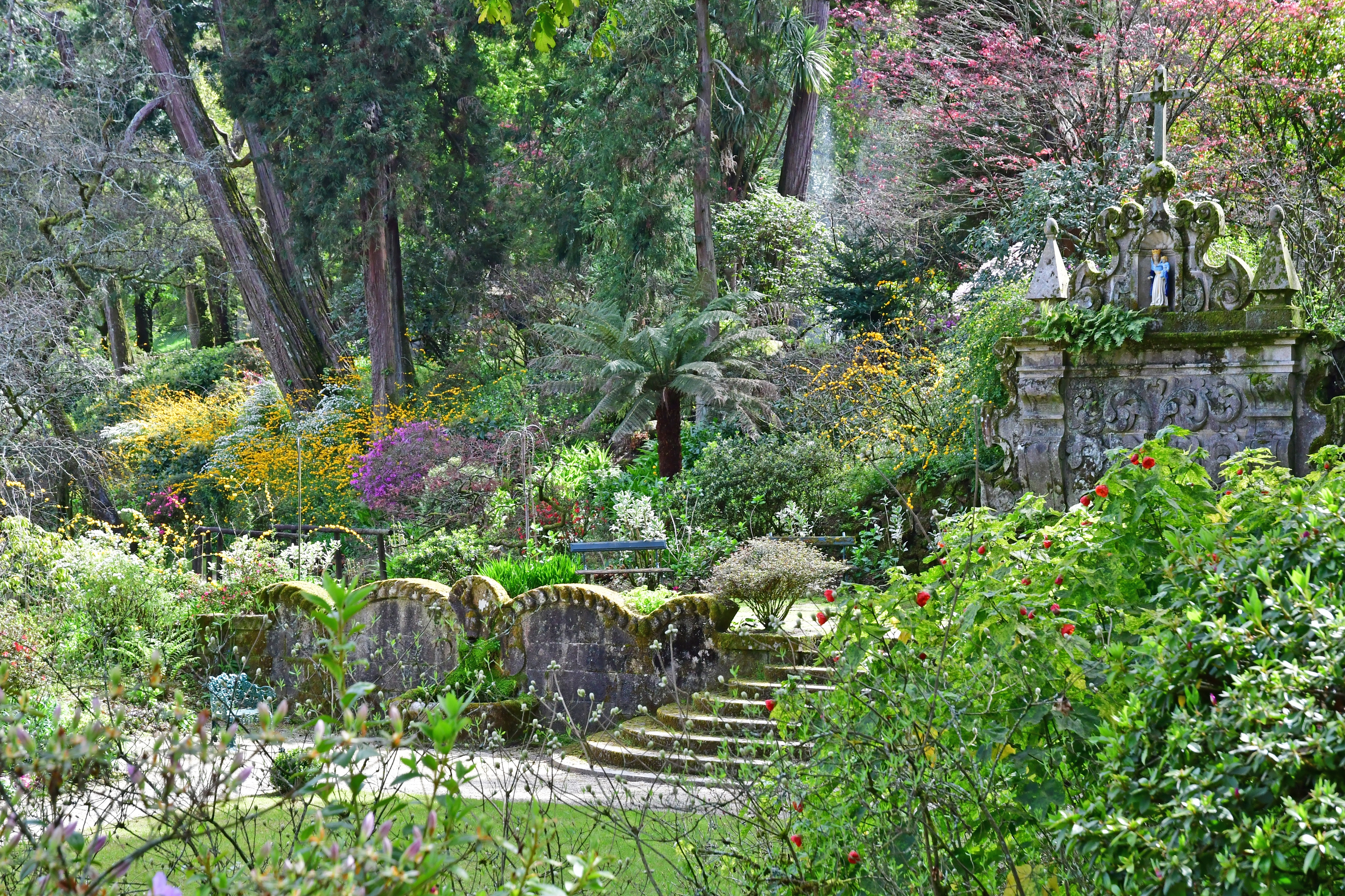 Charmerende portugisisk quinta have med terrasser og middelhavs vegetation
