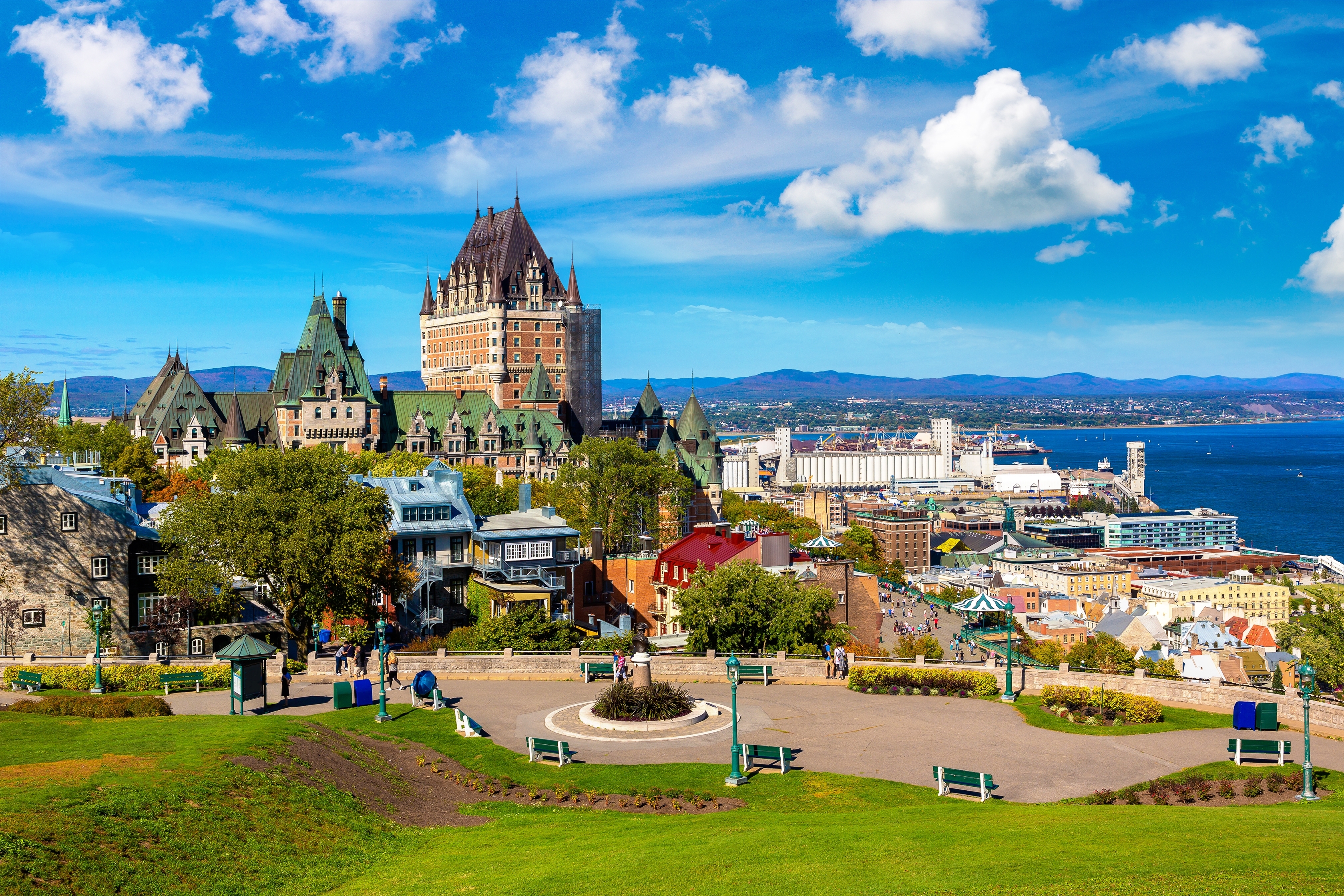 Quebec Citys ikoniske Château Frontenac hotel og historiske arkitektur med Sankt Lawrence flod udsigt