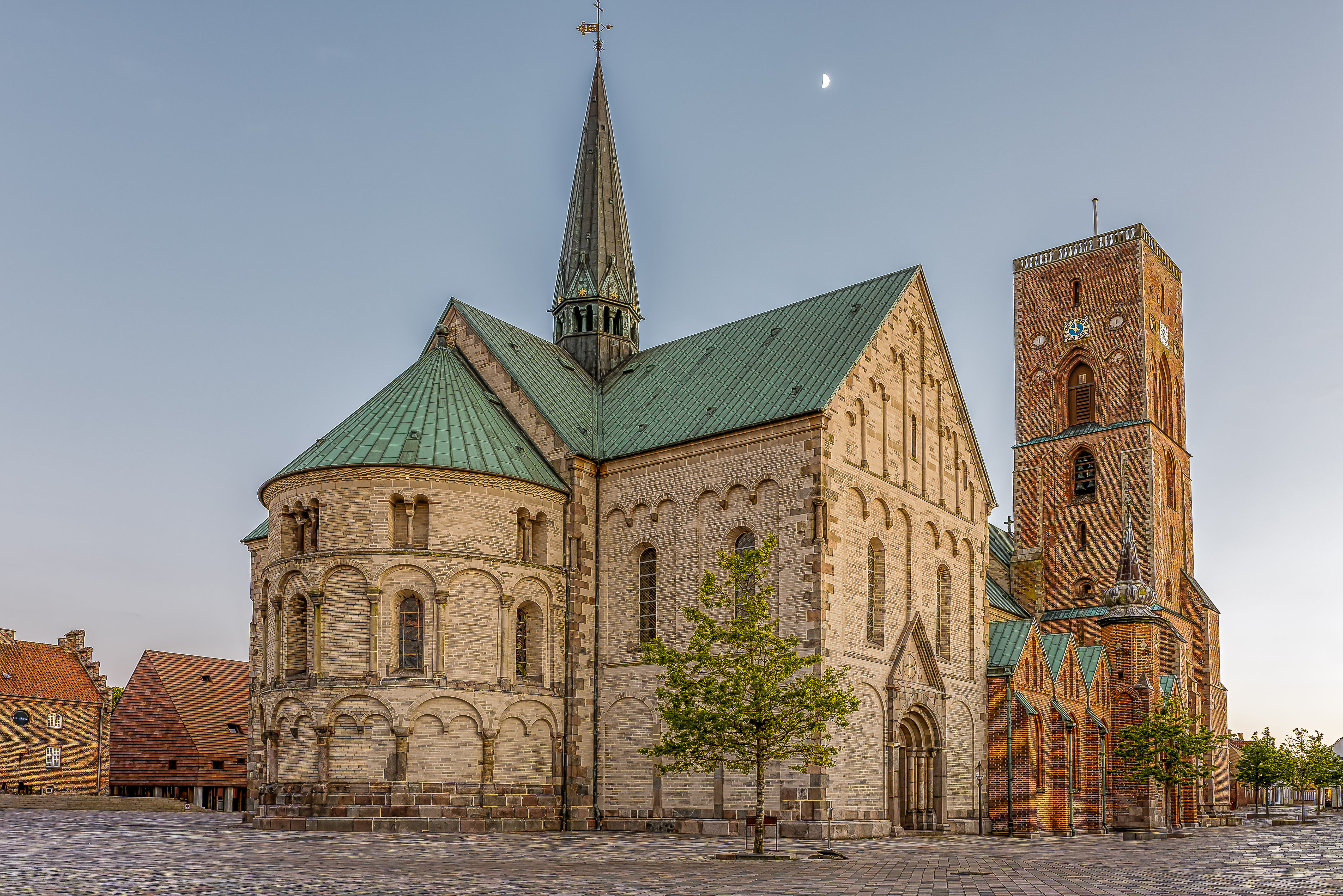 Historisk Ribe Domkirke på det gamle torv med romansk og gotisk arkitektur
