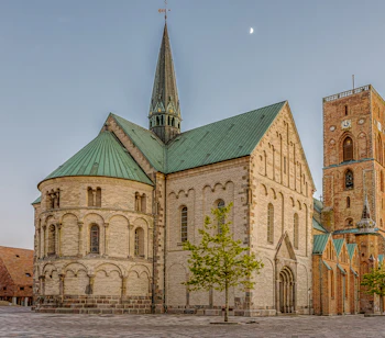 Historisk Ribe Domkirke på det gamle torv med romansk og gotisk arkitektur