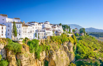 Fascinerende udsigt over Rondas gamle bydel med karakteristiske bygninger på kanten af den dybe Tajo-kløft i Andalusien, Spanien