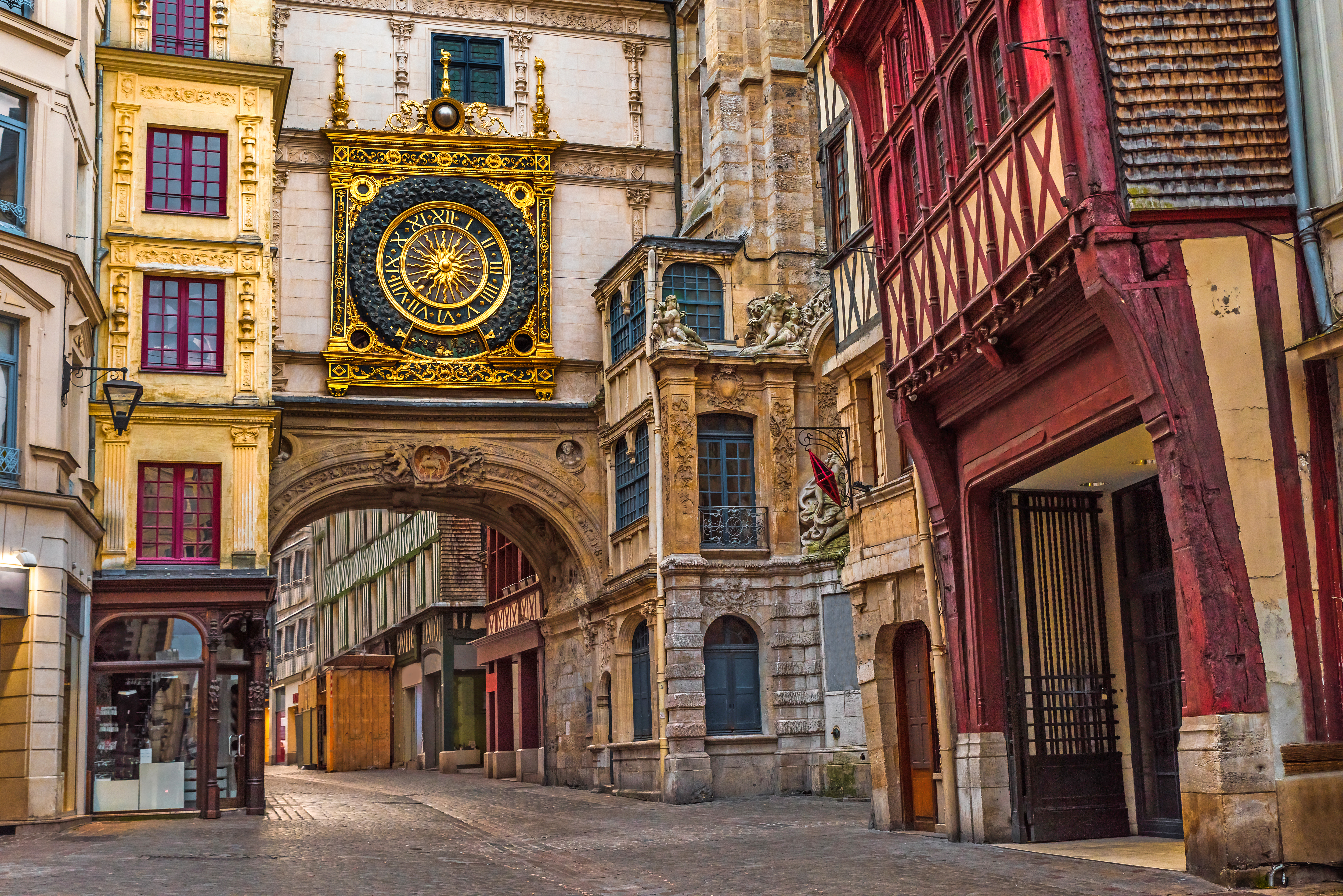 Historisk gade med Gros Horloge ur og traditionelle bindingsværkshuse i Rouen